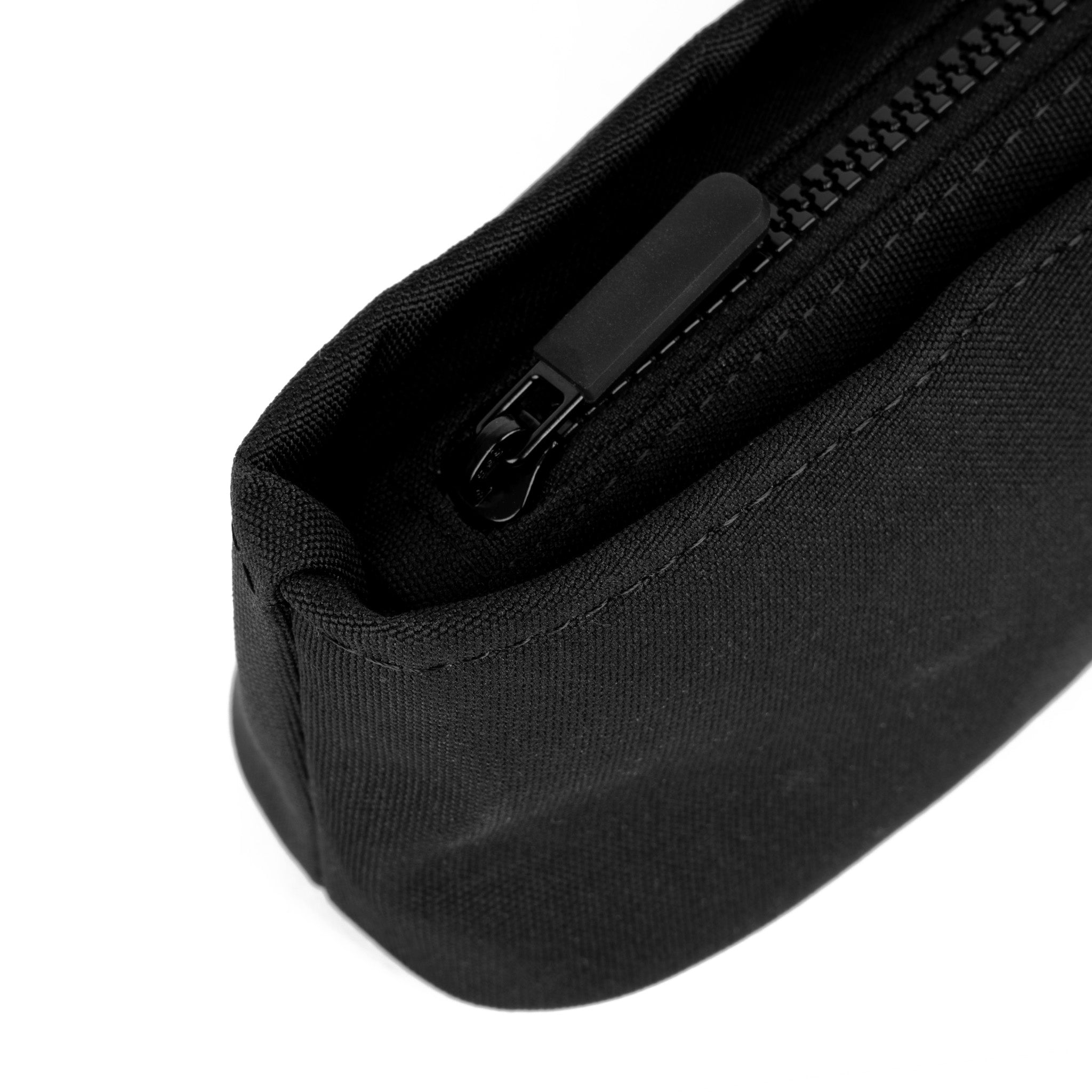 Roka London Pimlico pouch black small 1,3 liter vanntett