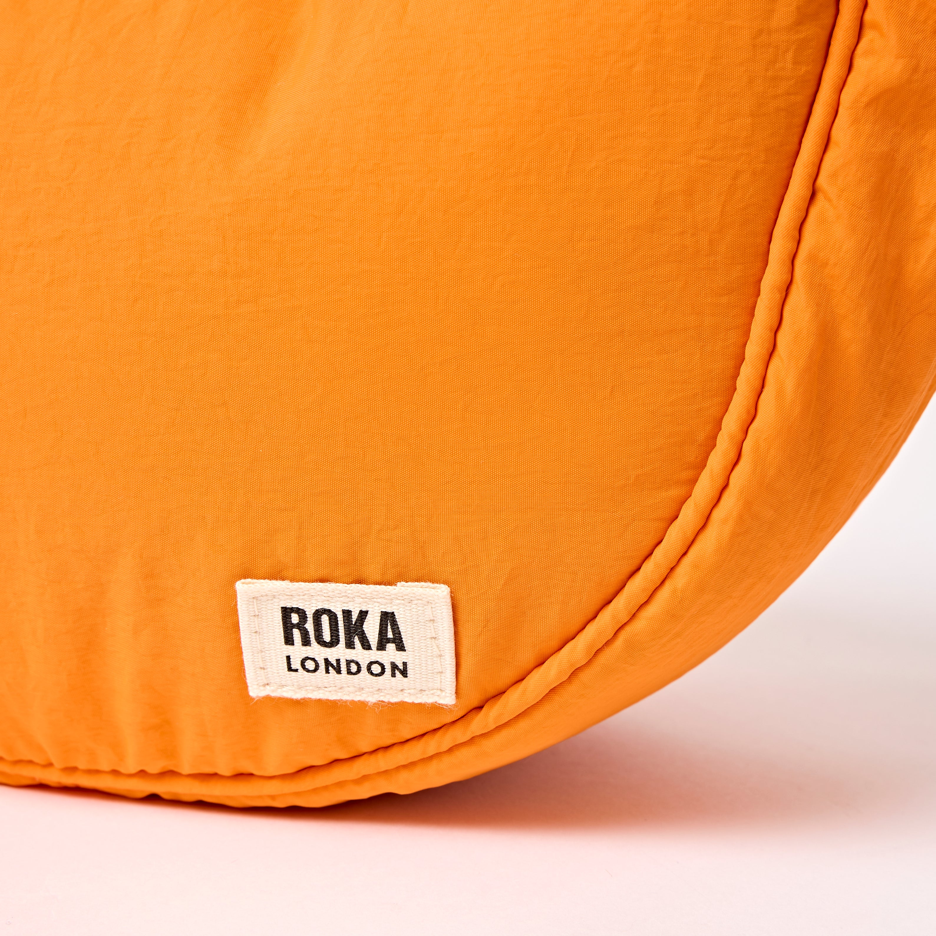 Roka London Farringdon Half Moon skulderveske small jaffa orange