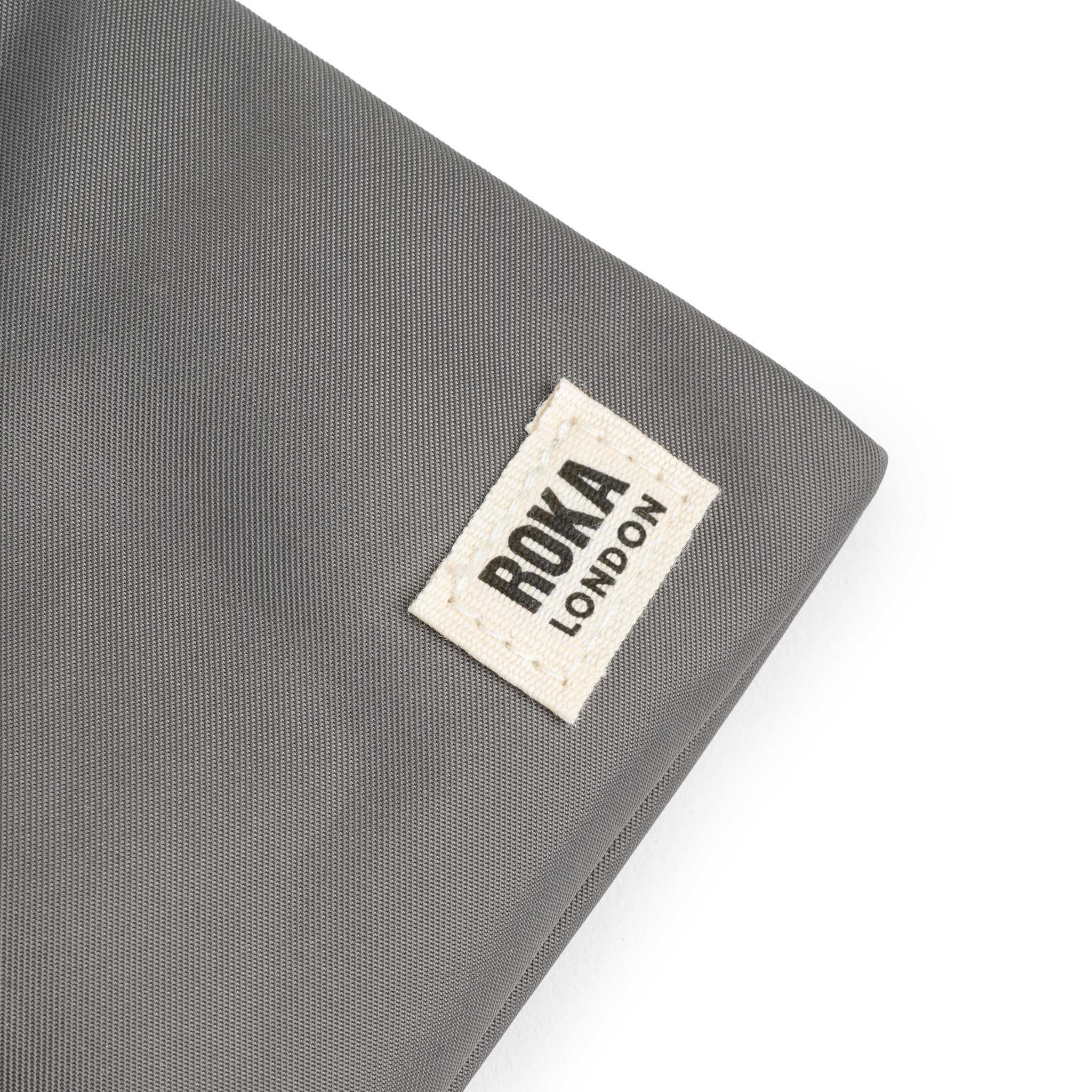 Roka London Chelsea Pocket slingveske XS graphite nylon
