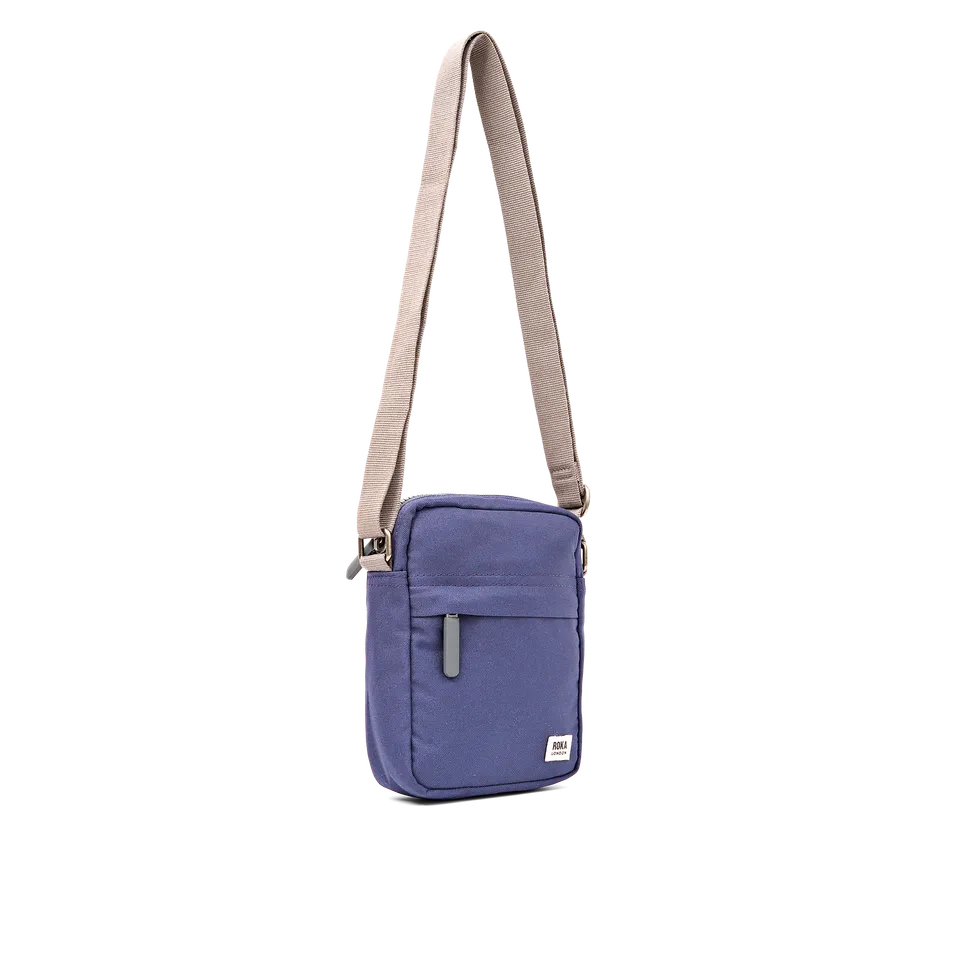 Roka London Bond crossbody-veske small 1,5 liter oceana
