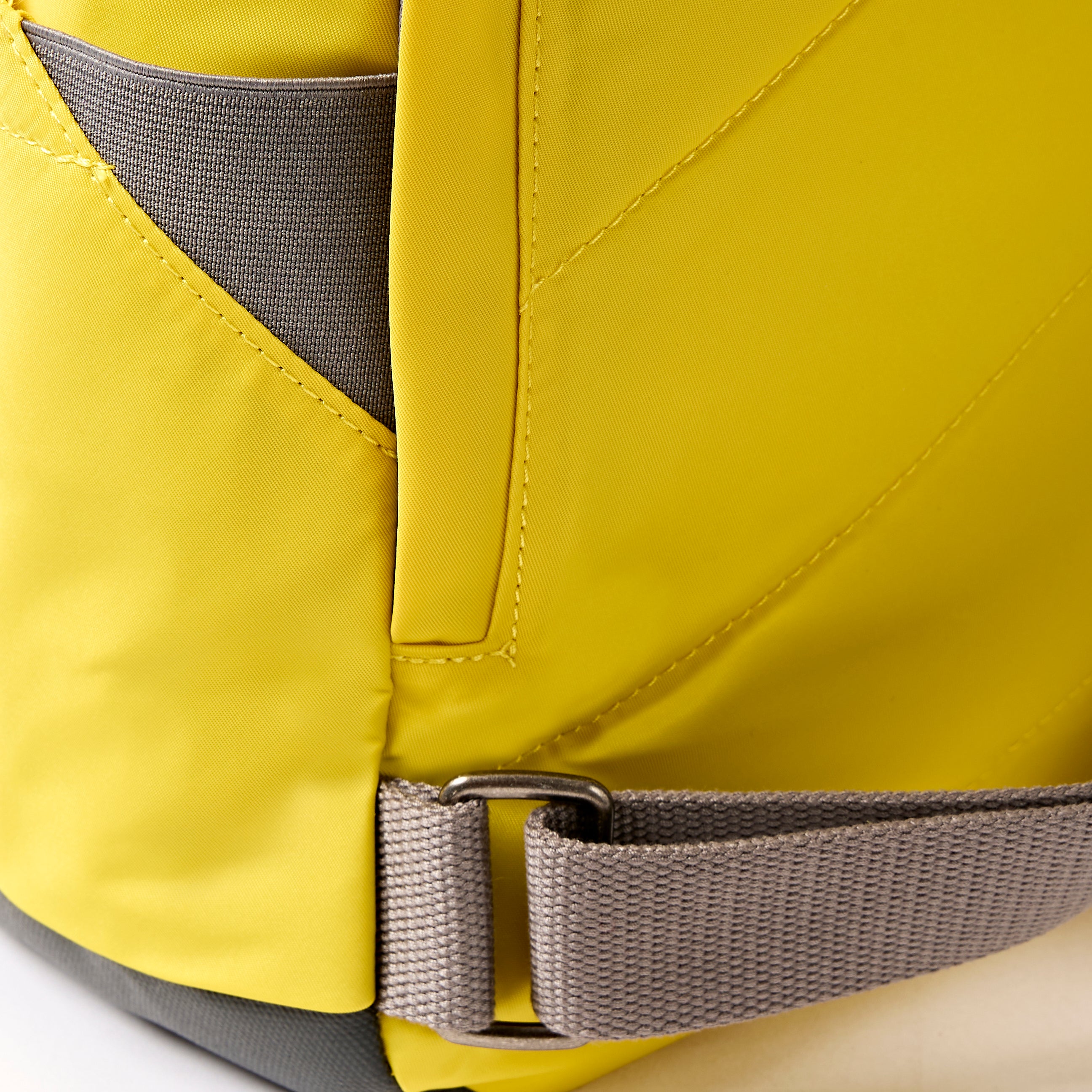 Roka London Canfield Roll Top ryggsekk passion fruit 16,4L