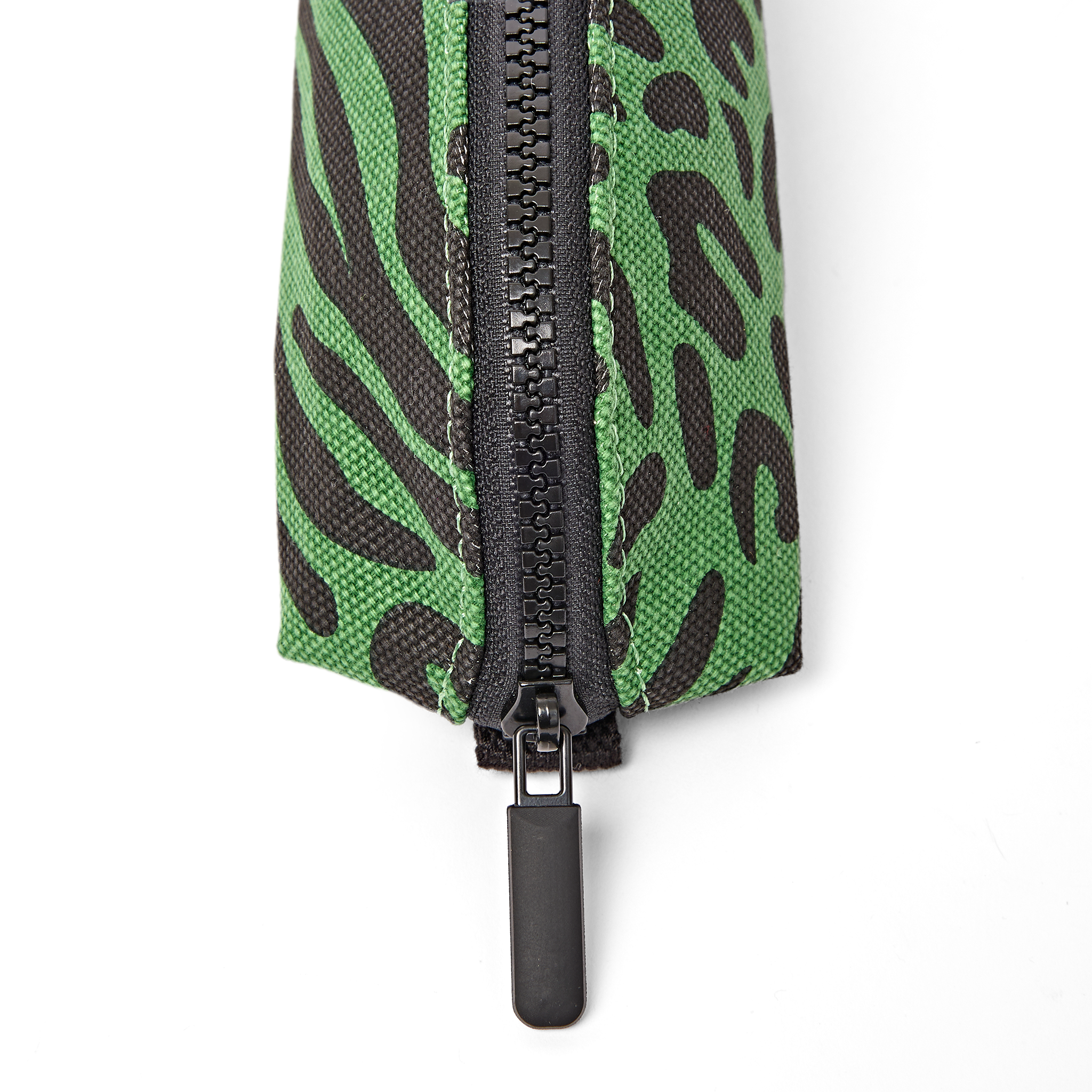 Roka London Tate pouch animal artichoke liten bomull