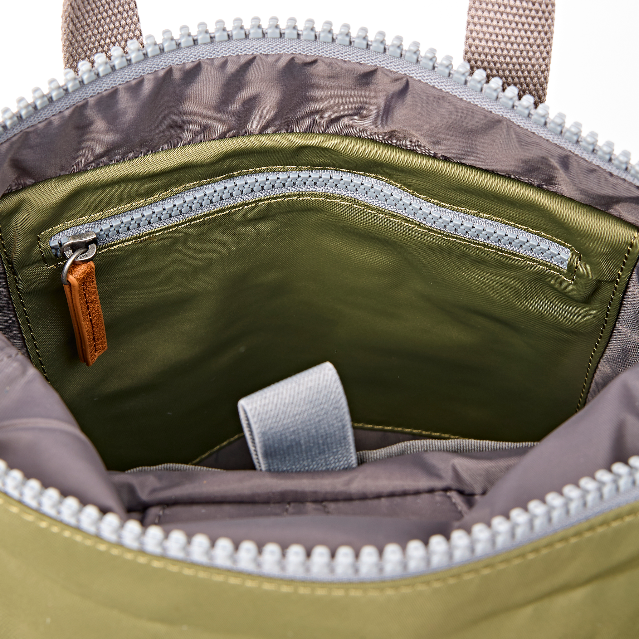Roka London Canfield Roll Top ryggsekk Chive 16,4 liter