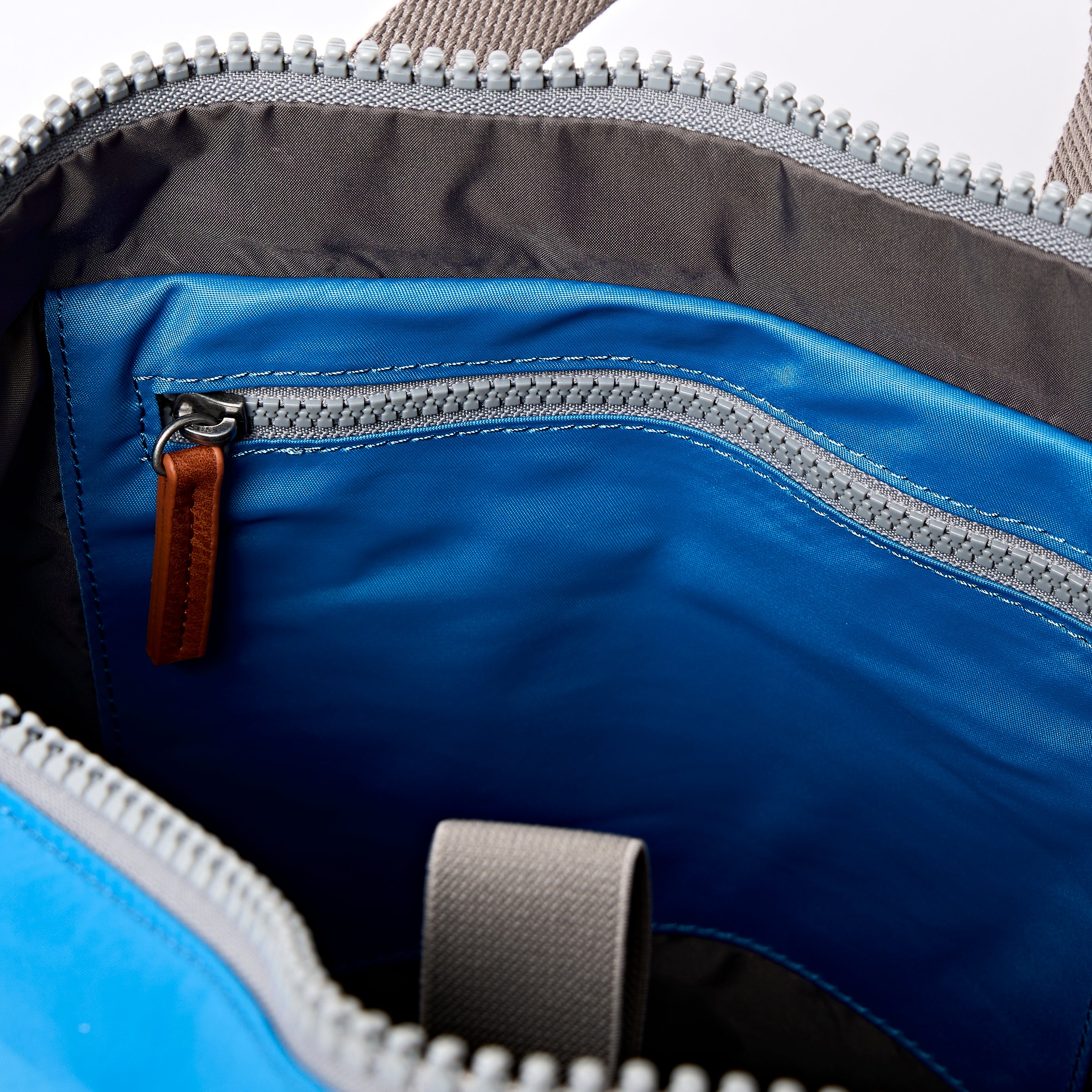 Roka London Canfield Medium ryggsekk Malibu Blue 16,4L
