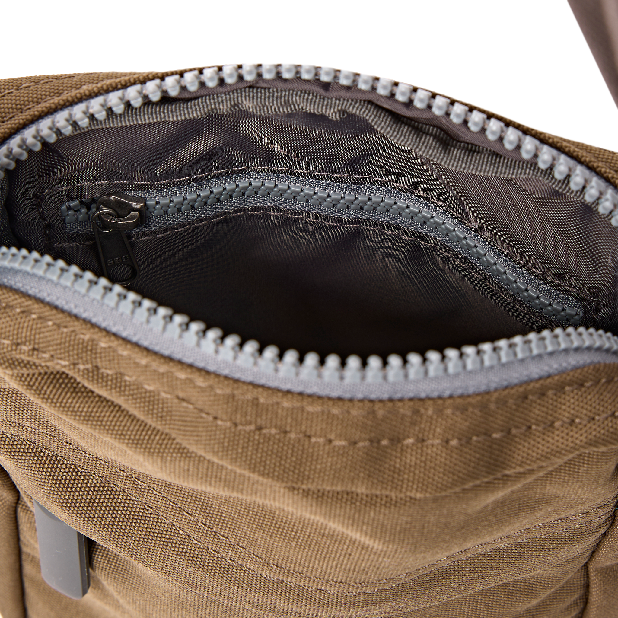 Roka London Bond Pocket crossbody-veske Small Sea Spray værbestandig