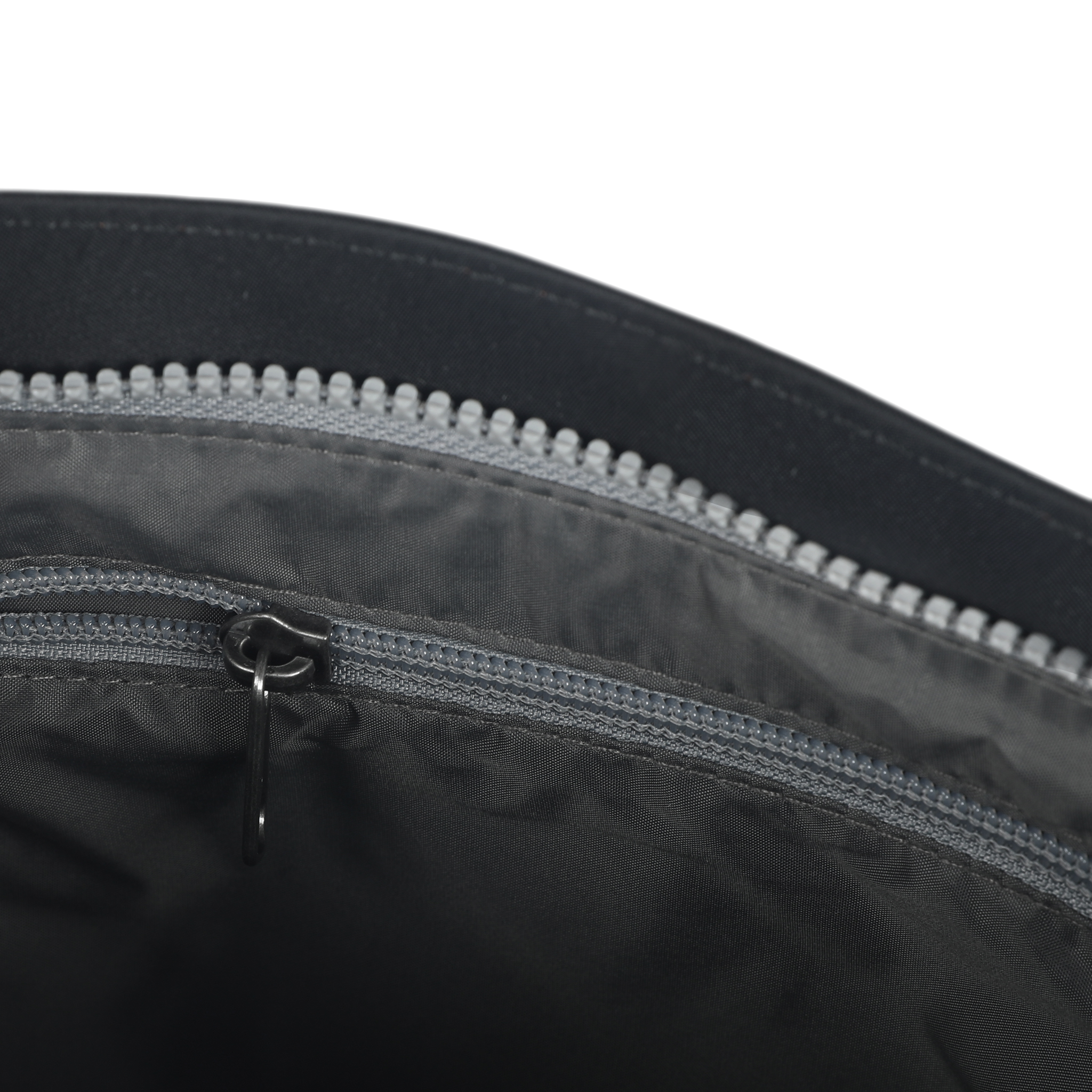 Roka London Kennington crossbody medium svart 2,7 liter