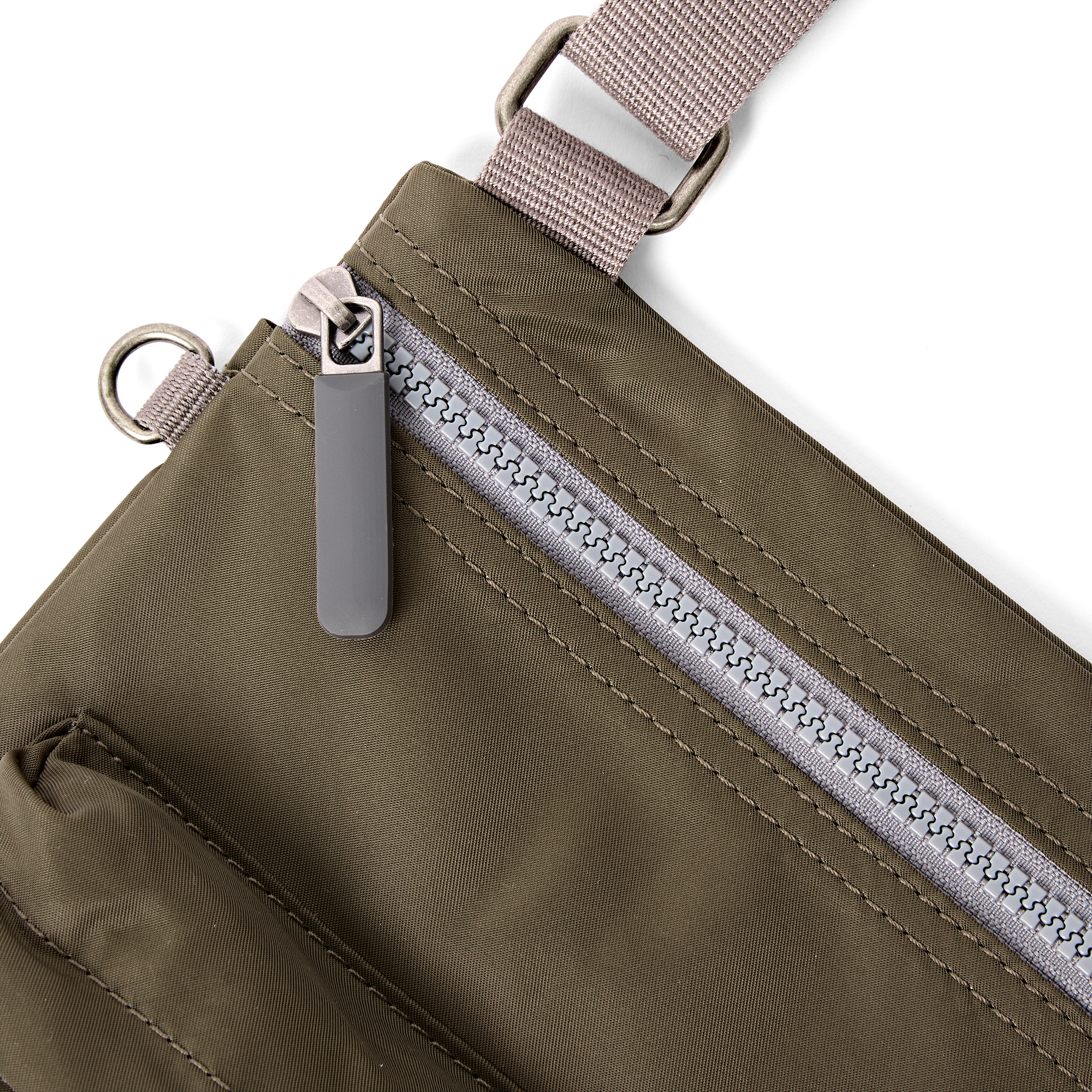 Roka London Chelsea B Crossbody veske Army Medium 0,6 L