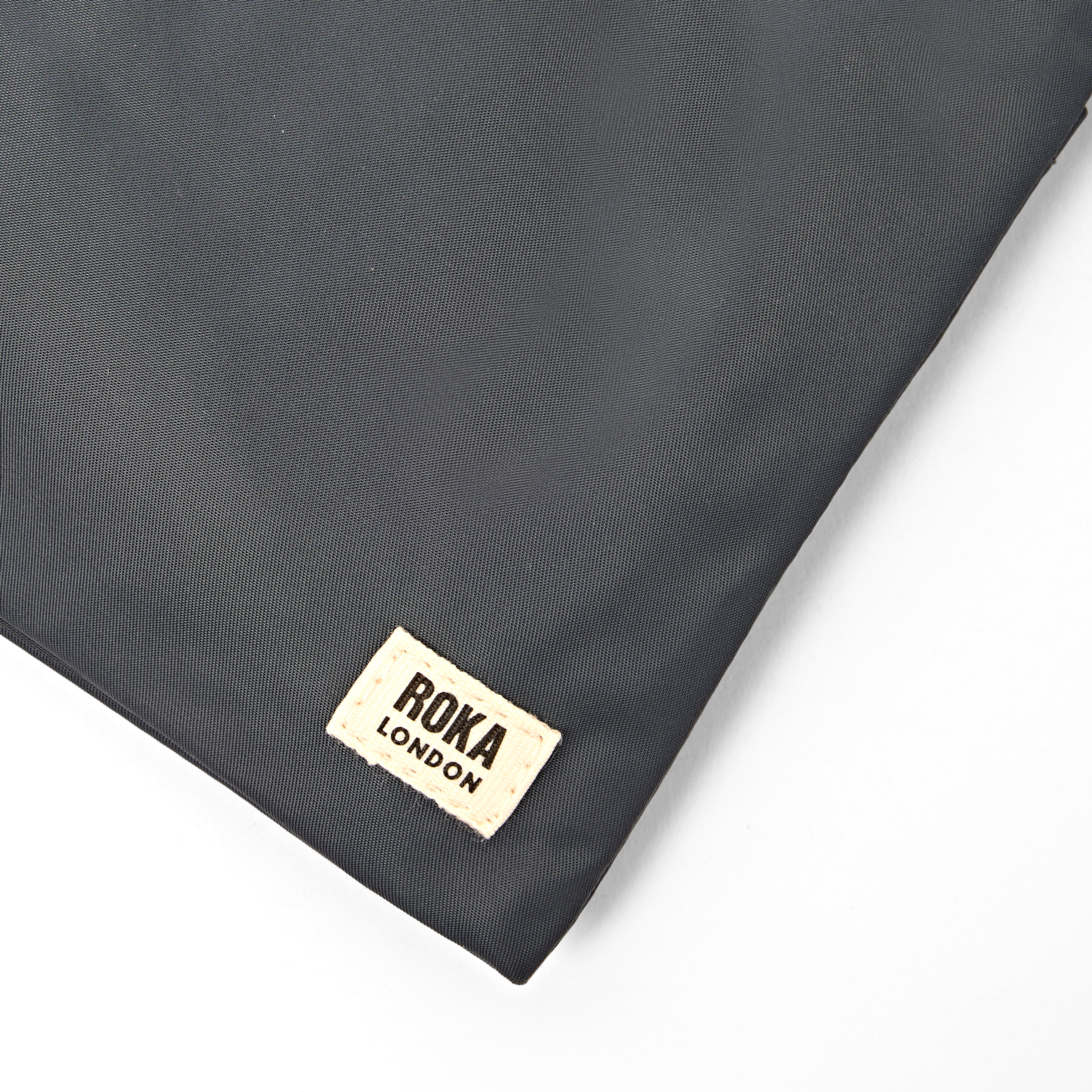 Roka London Stratford crossbody beluga small 0,5 liter justerbar
