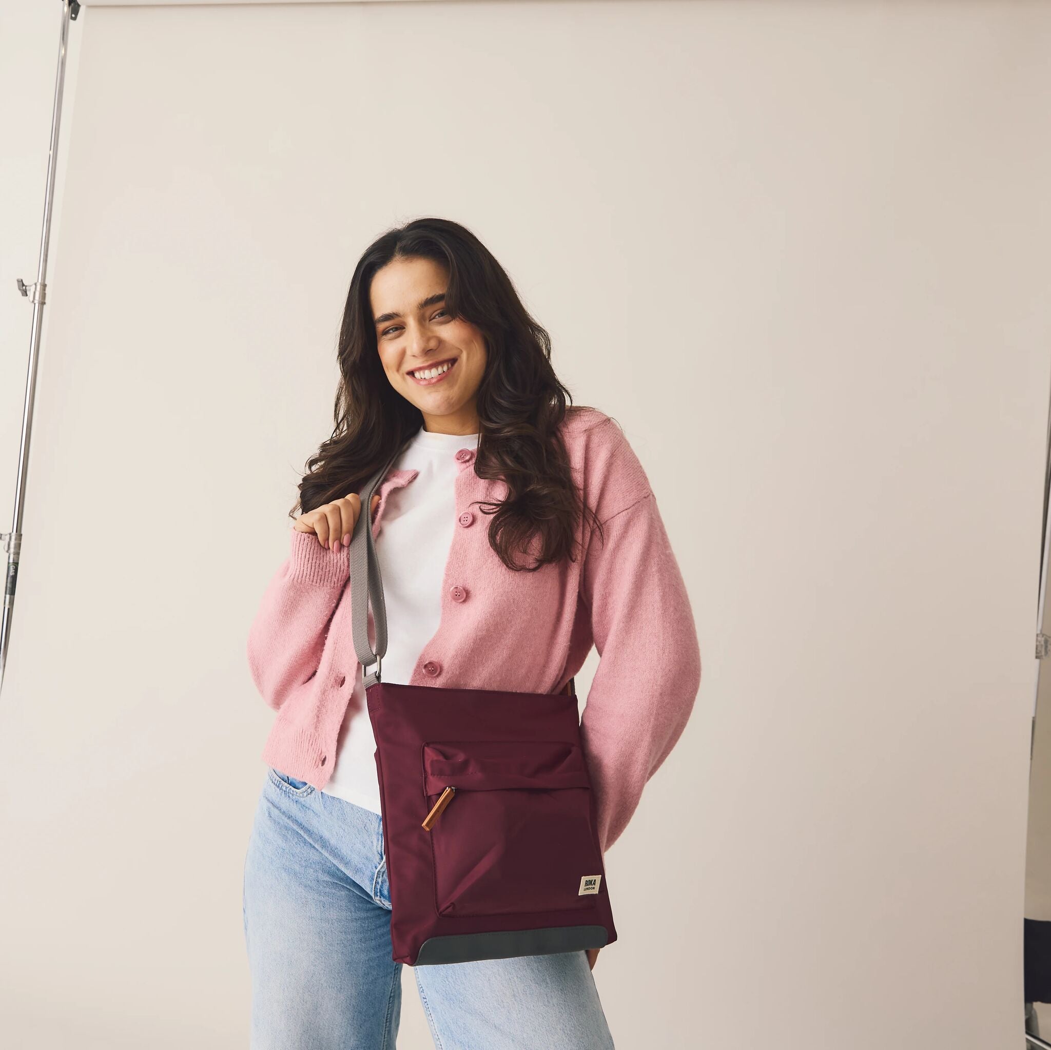 Roka London Kennington crossbody skulderveske medium salvie værbestandig