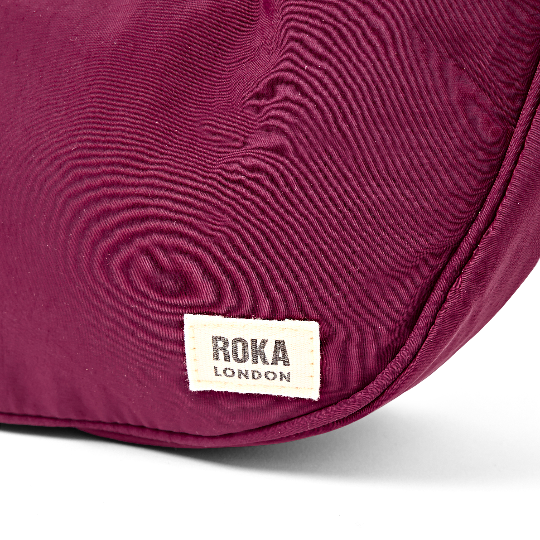 Roka London Farringdon halvmåneveske Merlot Small 4,2 liter
