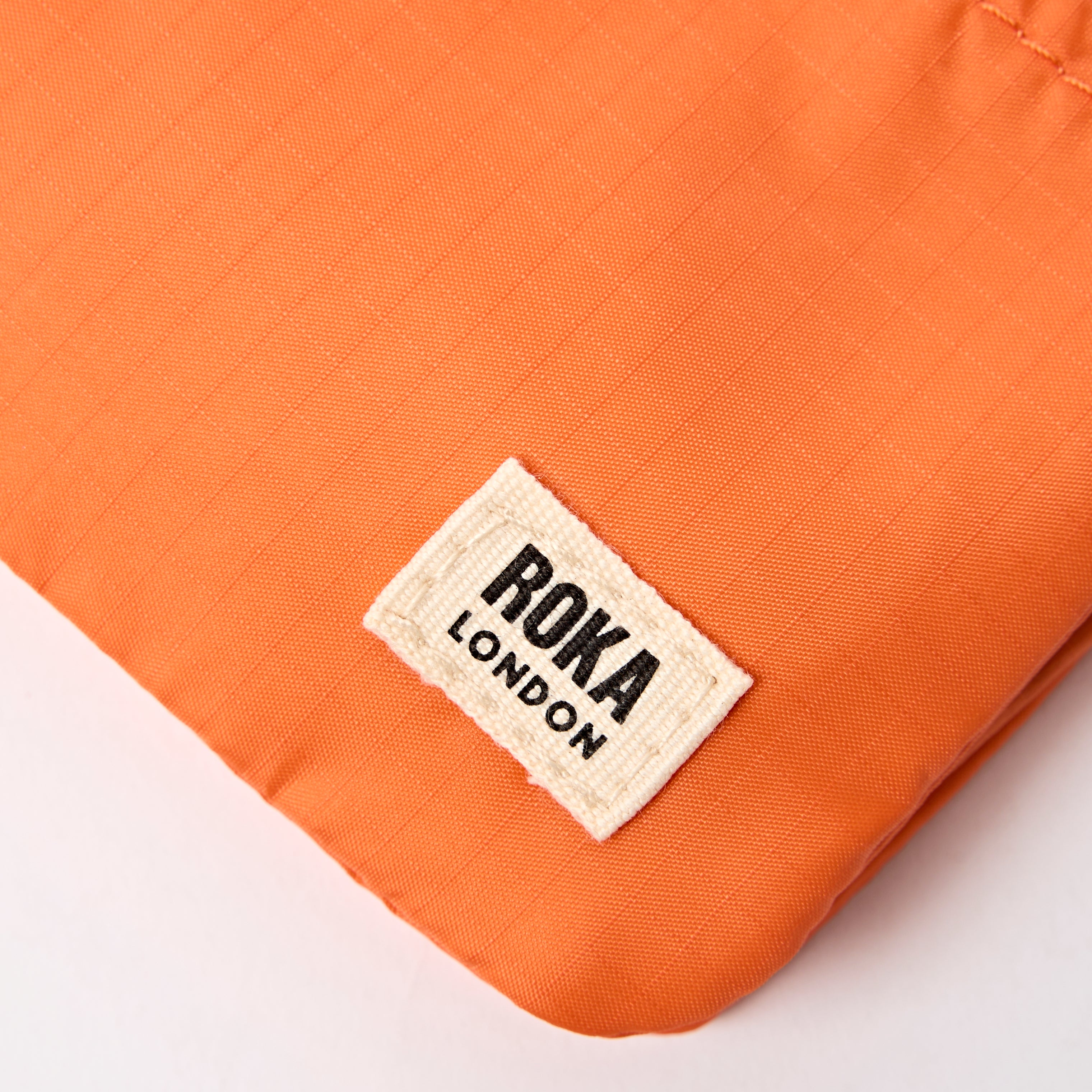 Roka London Carnaby Small lommebok tangerine 0,2 liter lett