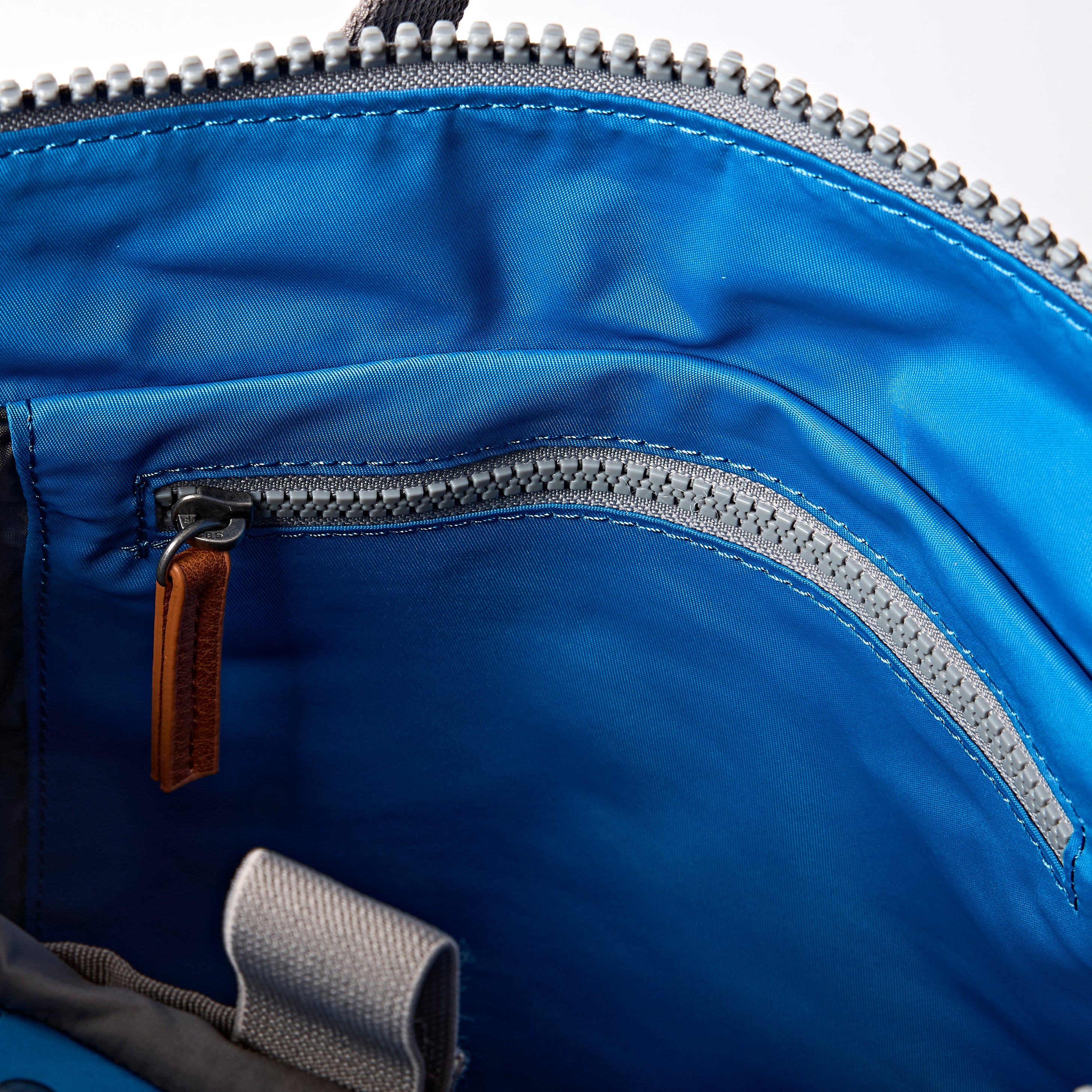 Roka London Bantry ryggsekk Malibu Blue Small værbestandig