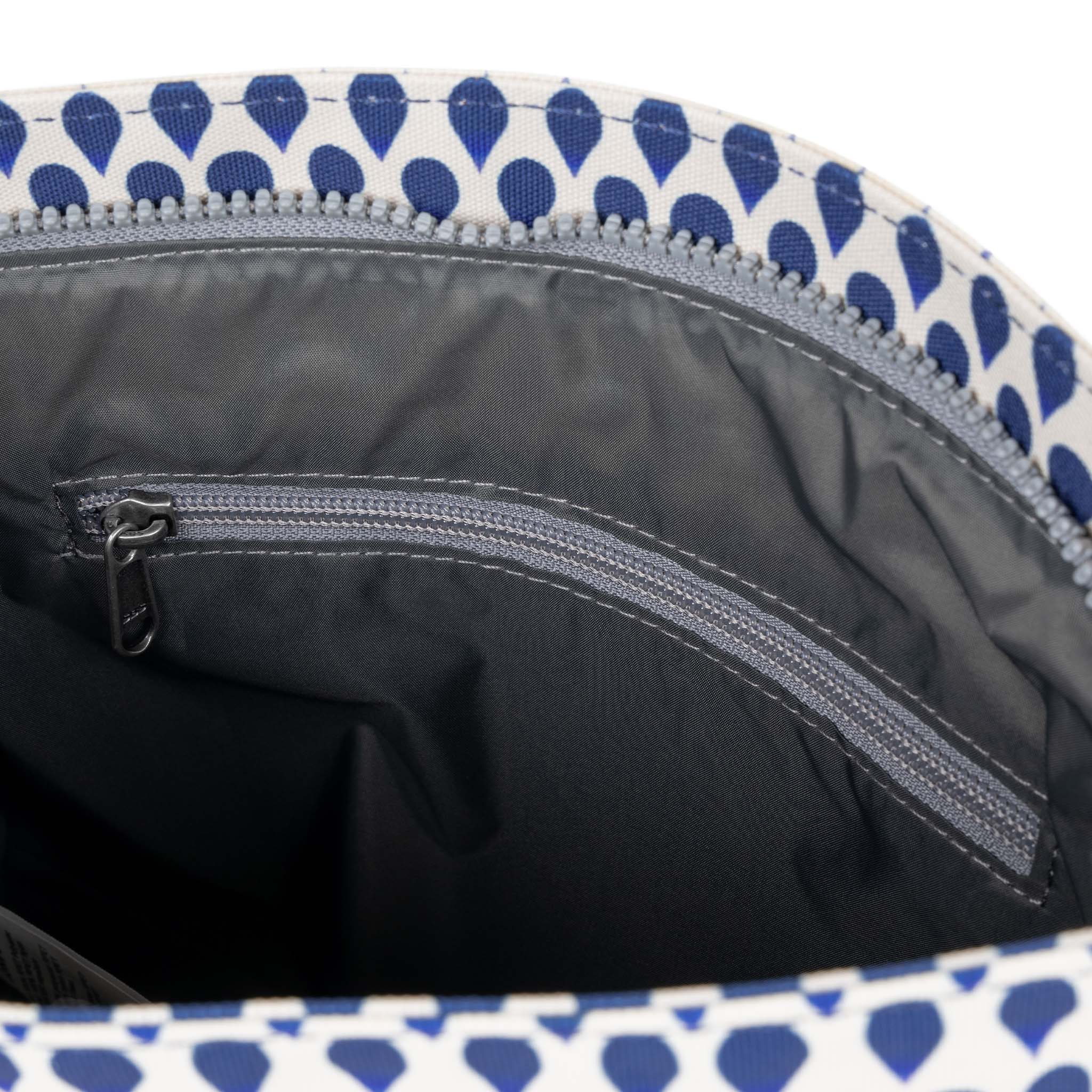 Roka London Kennington crossbody veske Denim Rain medium 2,7 l