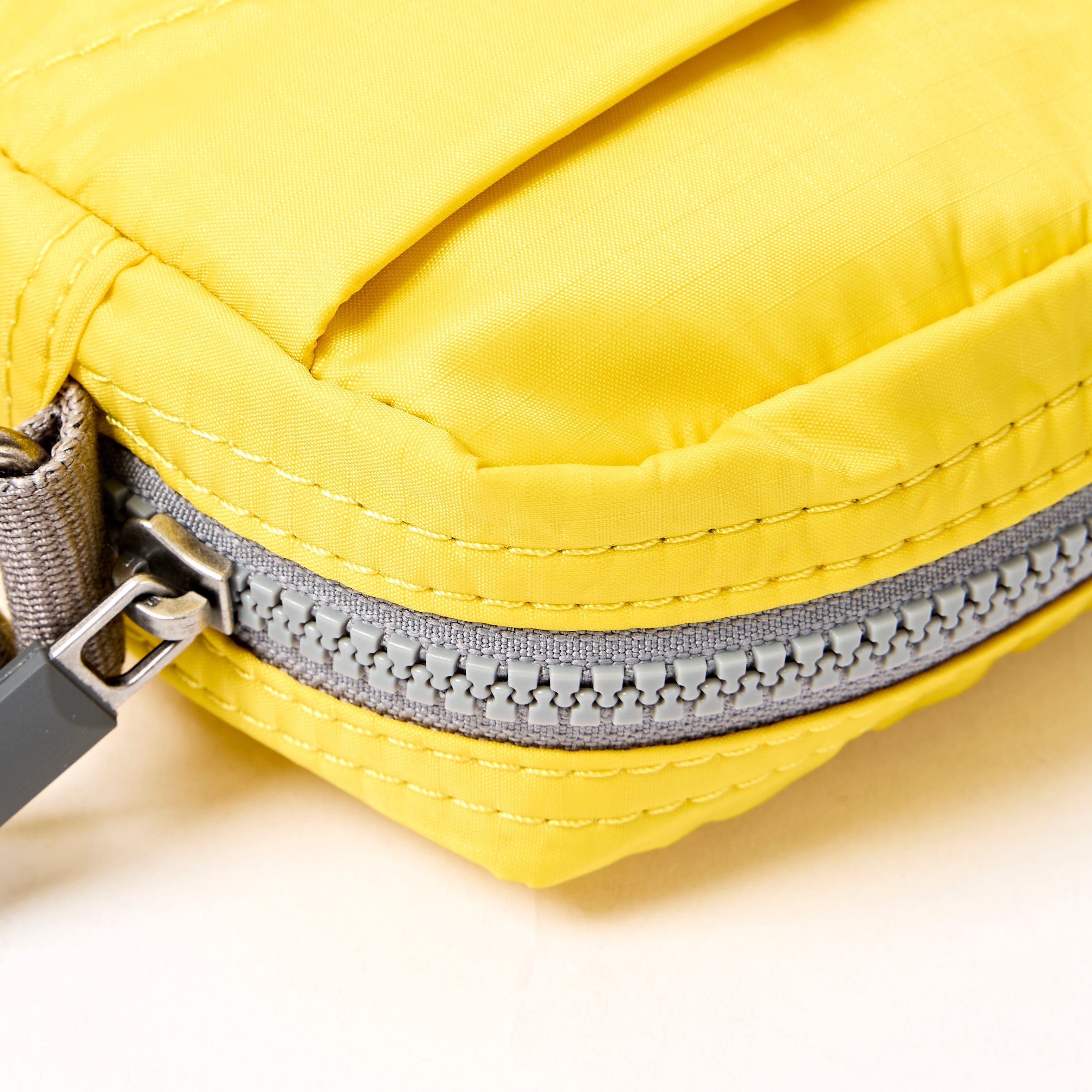 Roka London Bond crossbody small 1,5 liter passion fruit
