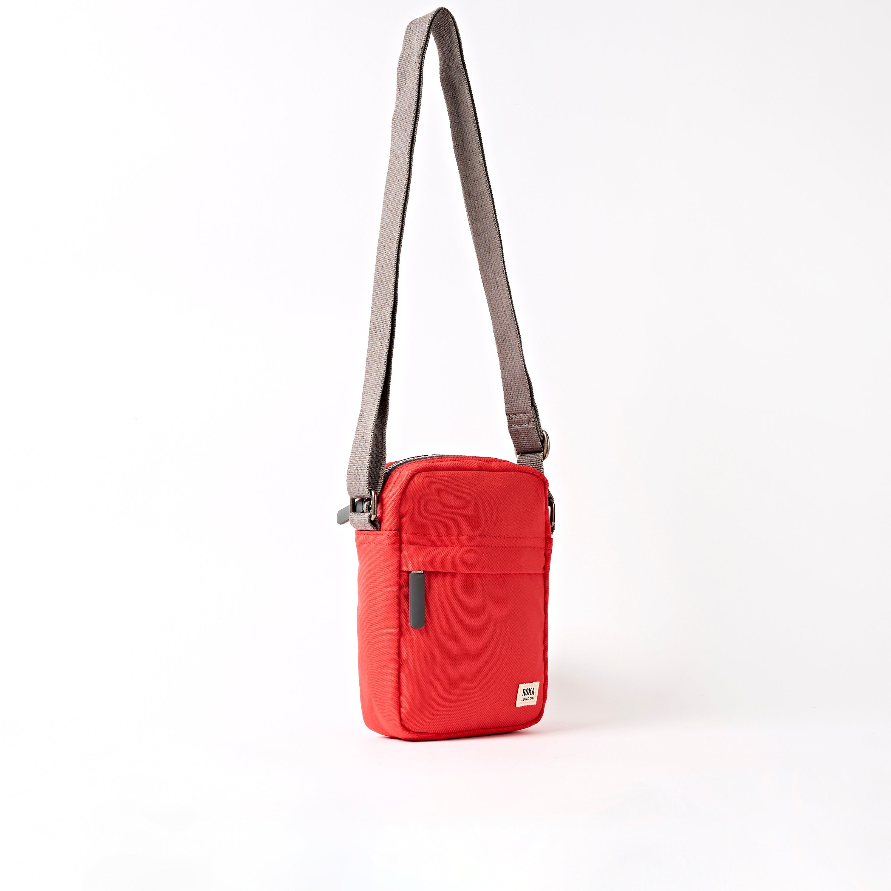 Roka London Bond crossbody scarlet small 1,5 l vanntett