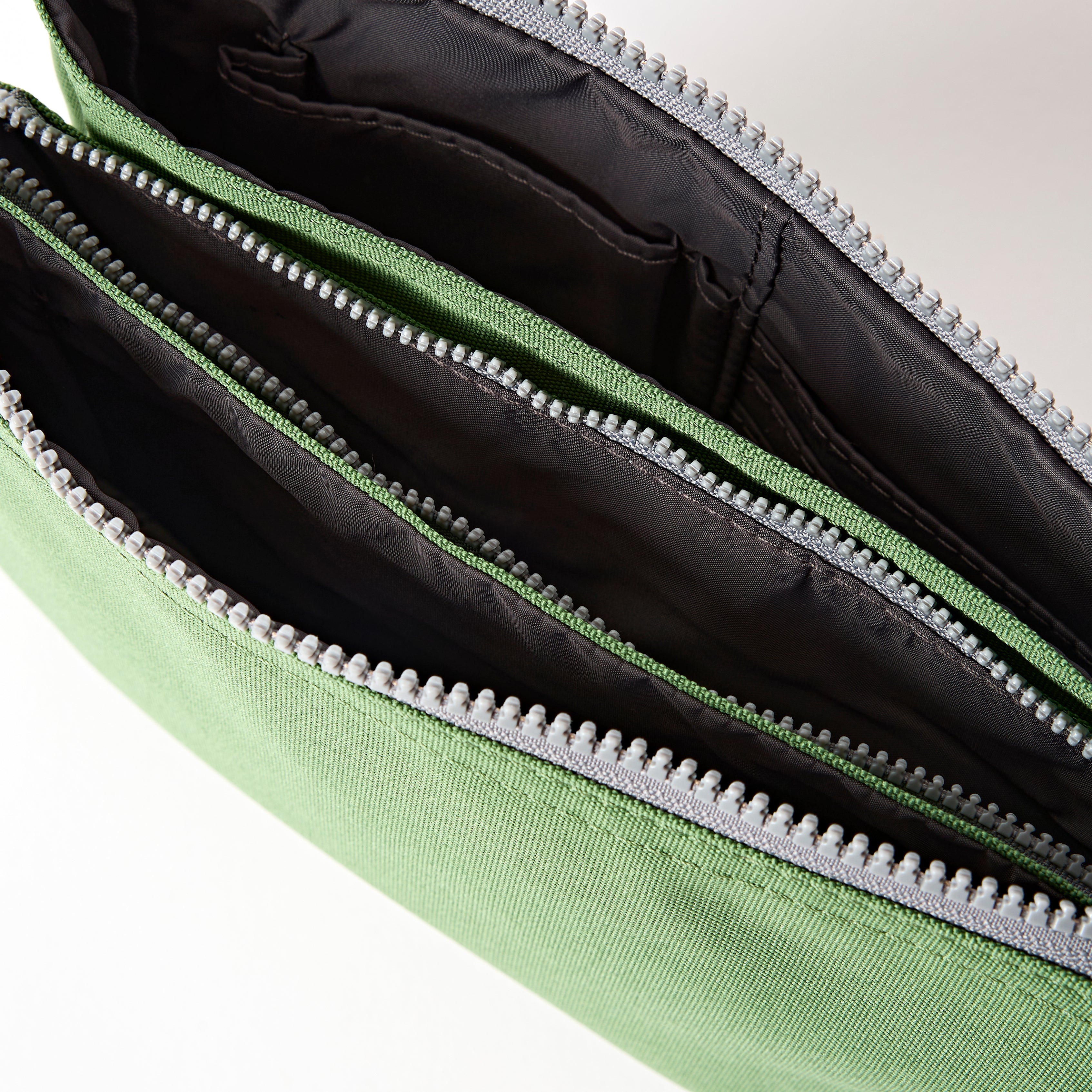 Roka London Carnaby crossbody veske artichoke XL 0,5 L