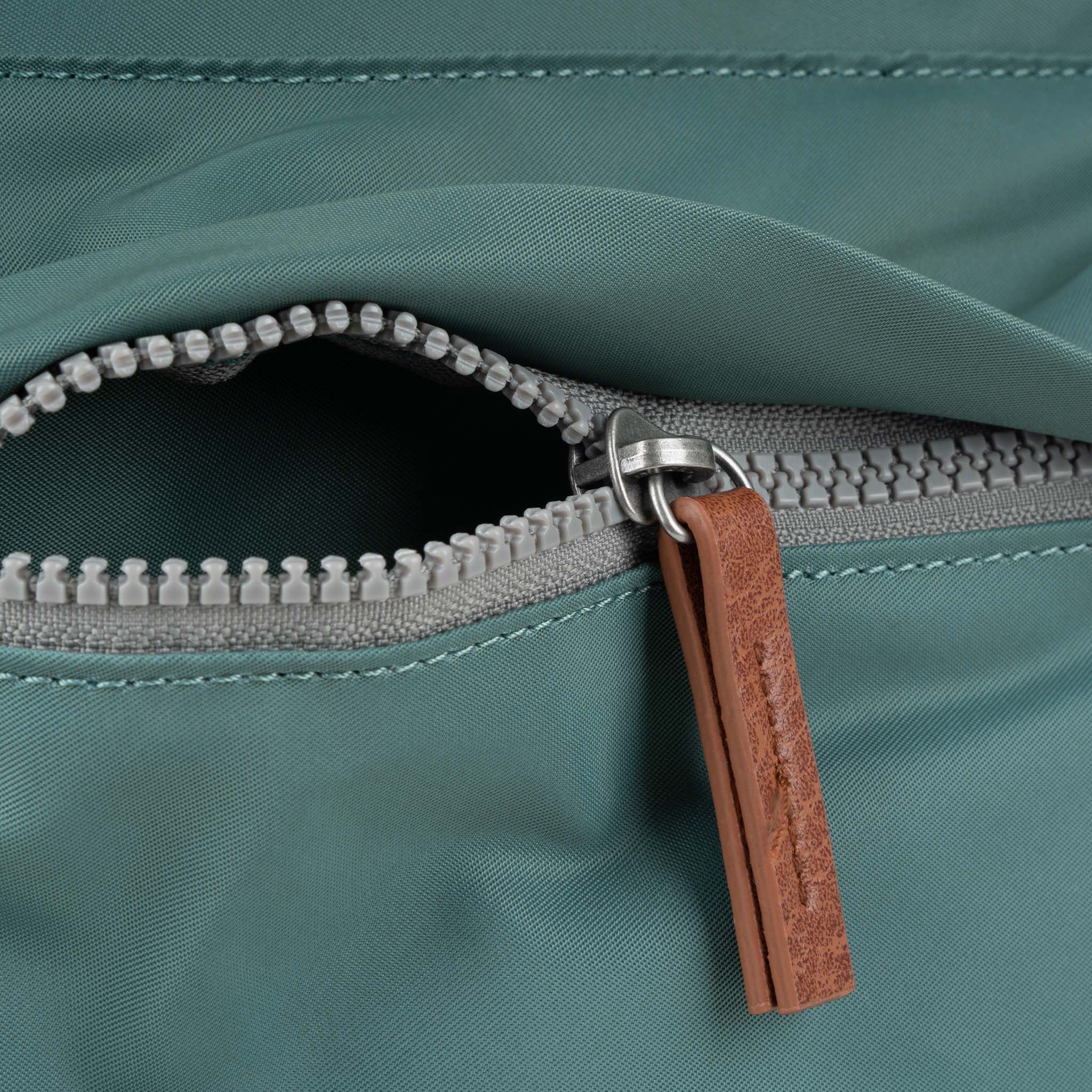 Roka London Kennington crossbody skulderveske medium salvie værbestandig