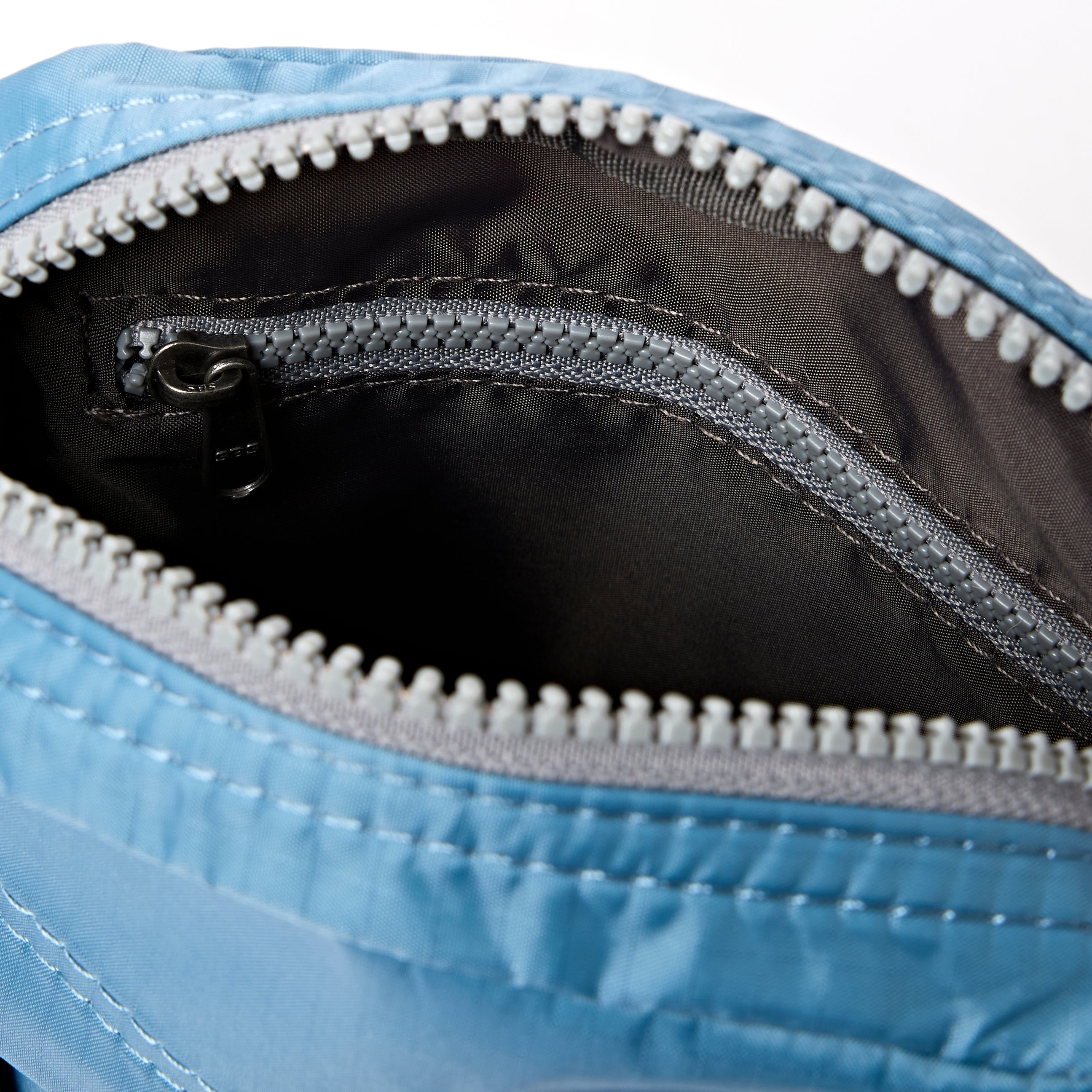 Roka London Bond skulderveske small retro blue