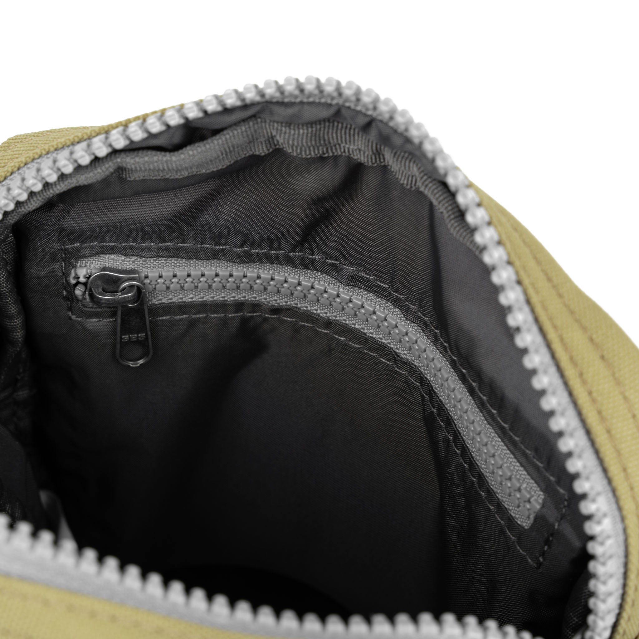 Roka London Bond Pocket skulderveske Small khaki vanntett