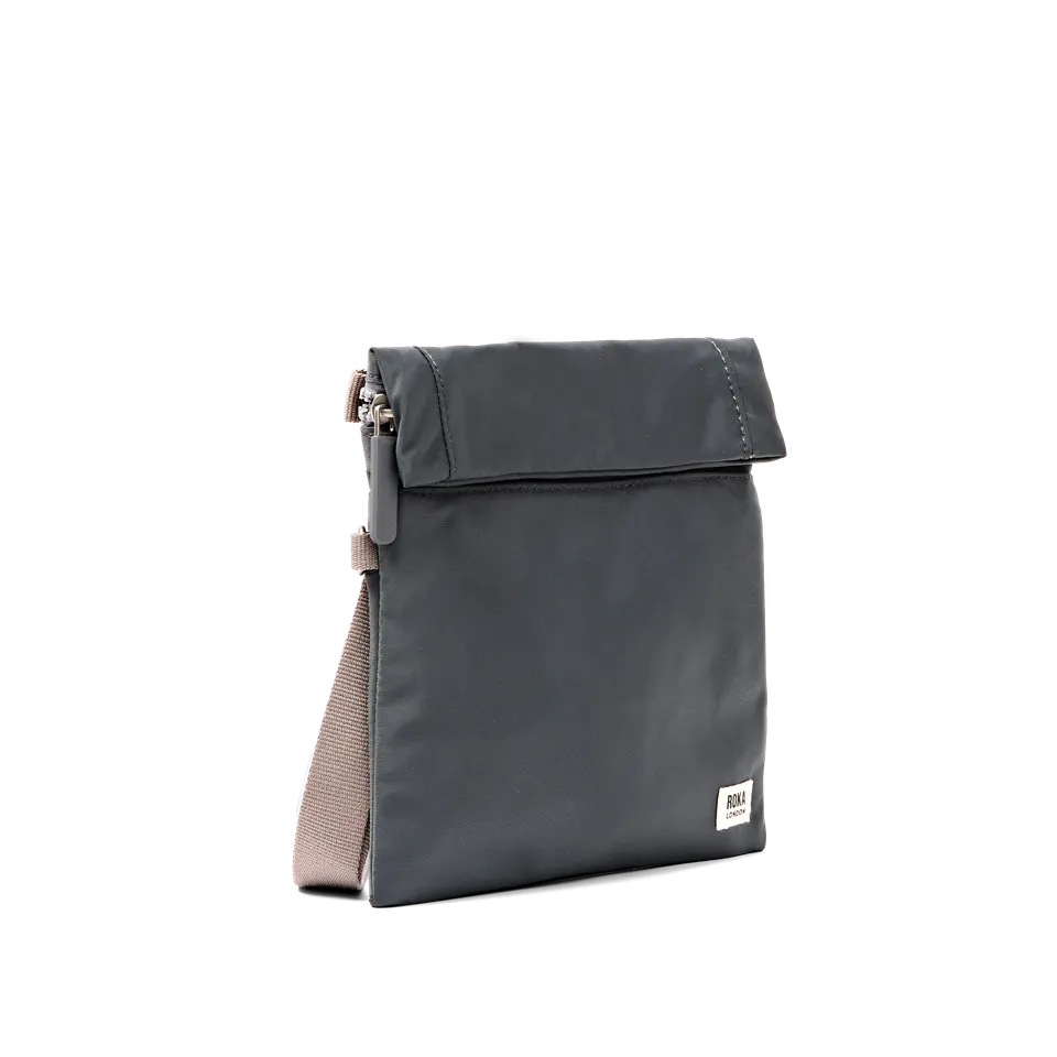 Roka London Stratford crossbody beluga small 0,5 liter justerbar
