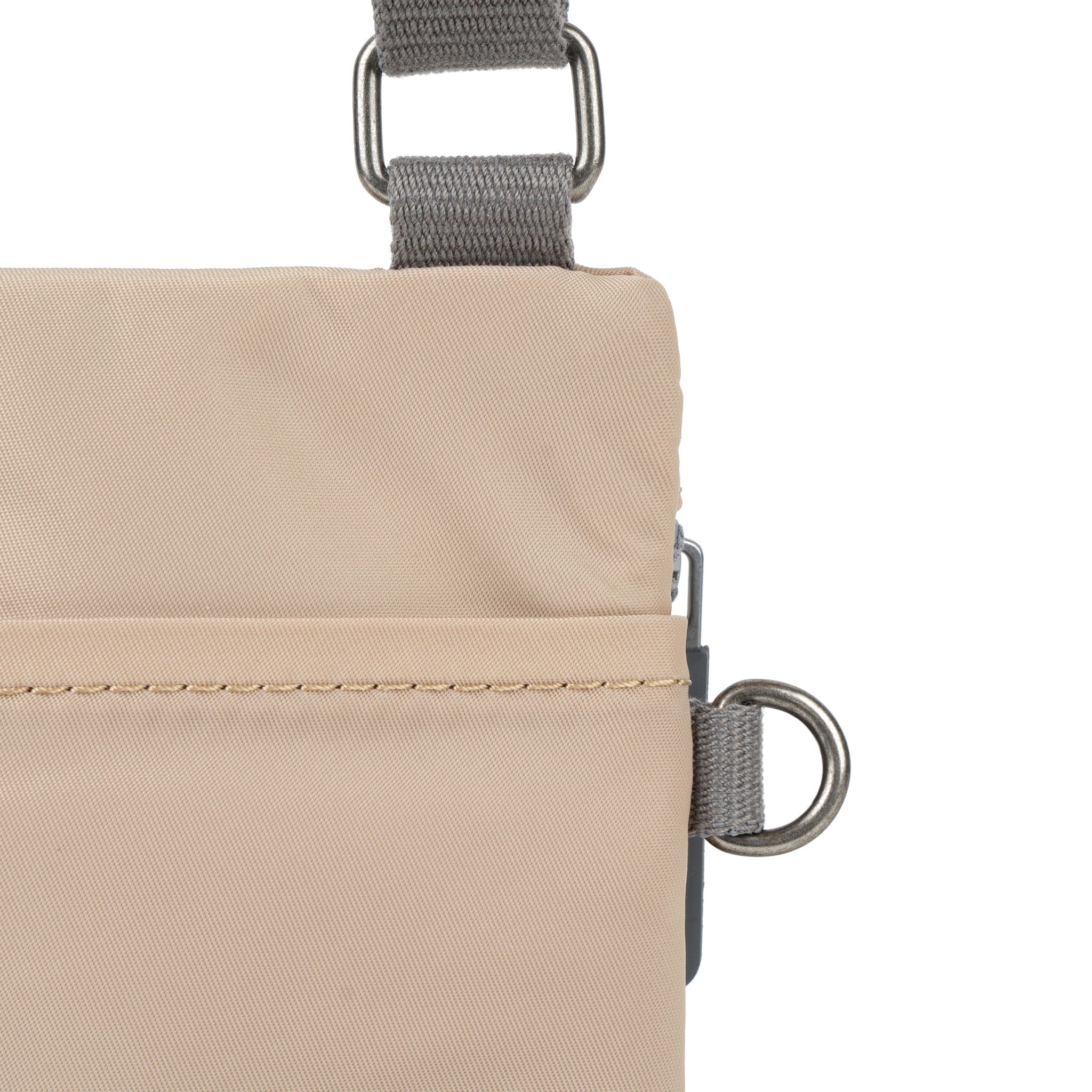Roka London Chelsea Pocket crossbody XS sand resirkulert