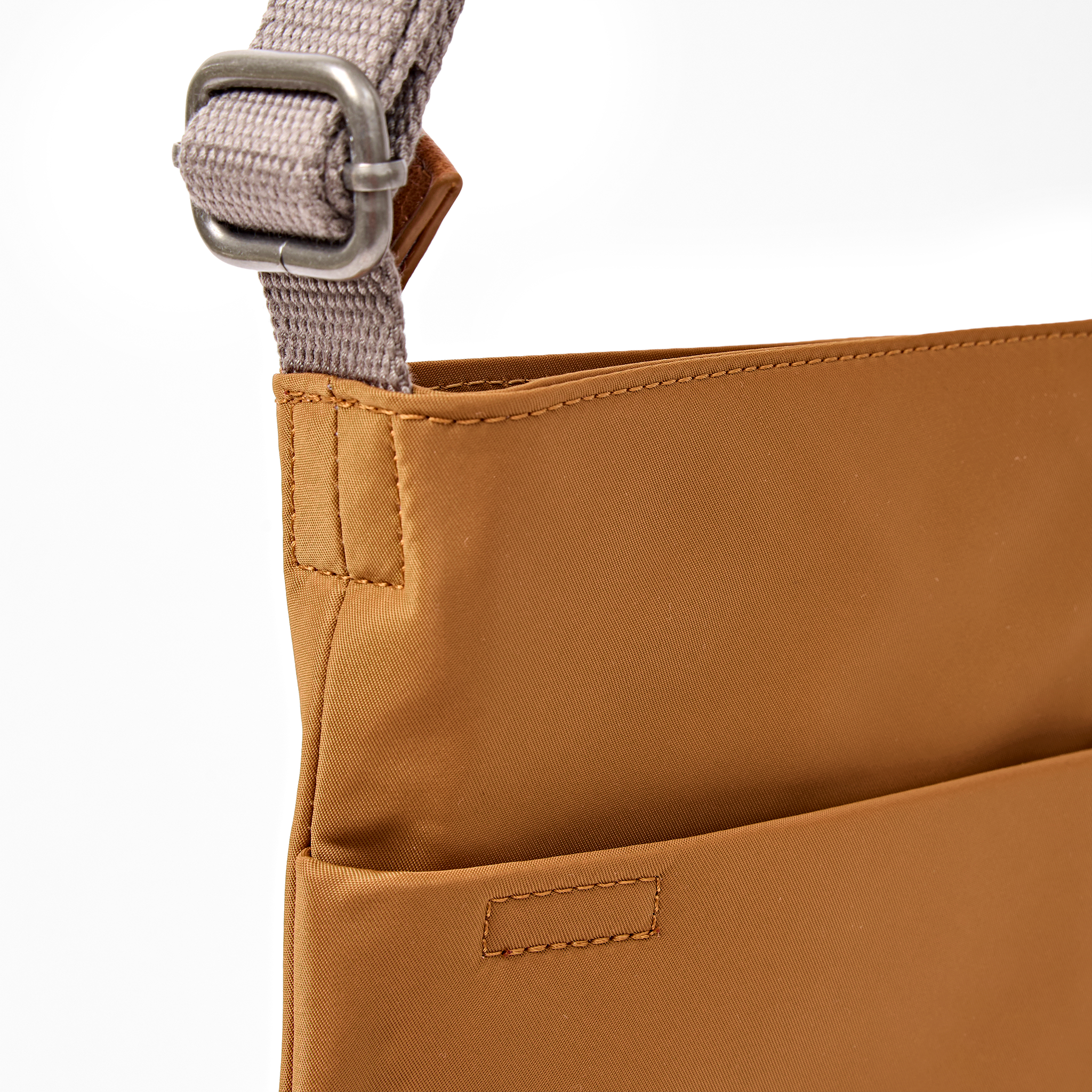 Roka London Kennington crossbody medium biscuit strukturert