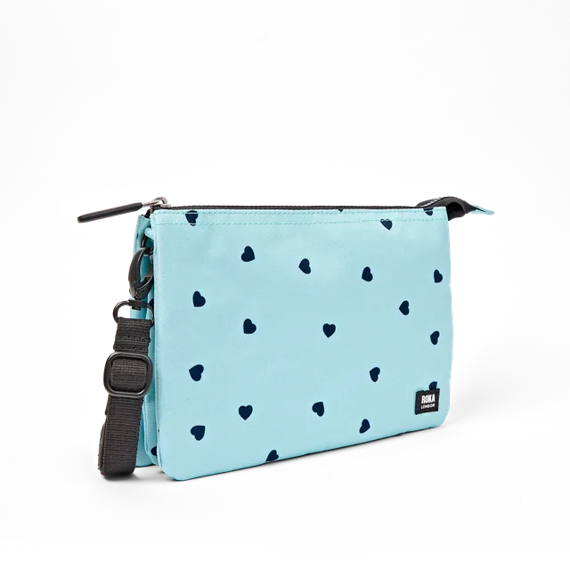 Roka London Carnaby XL crossbody veske heart print resirkulert