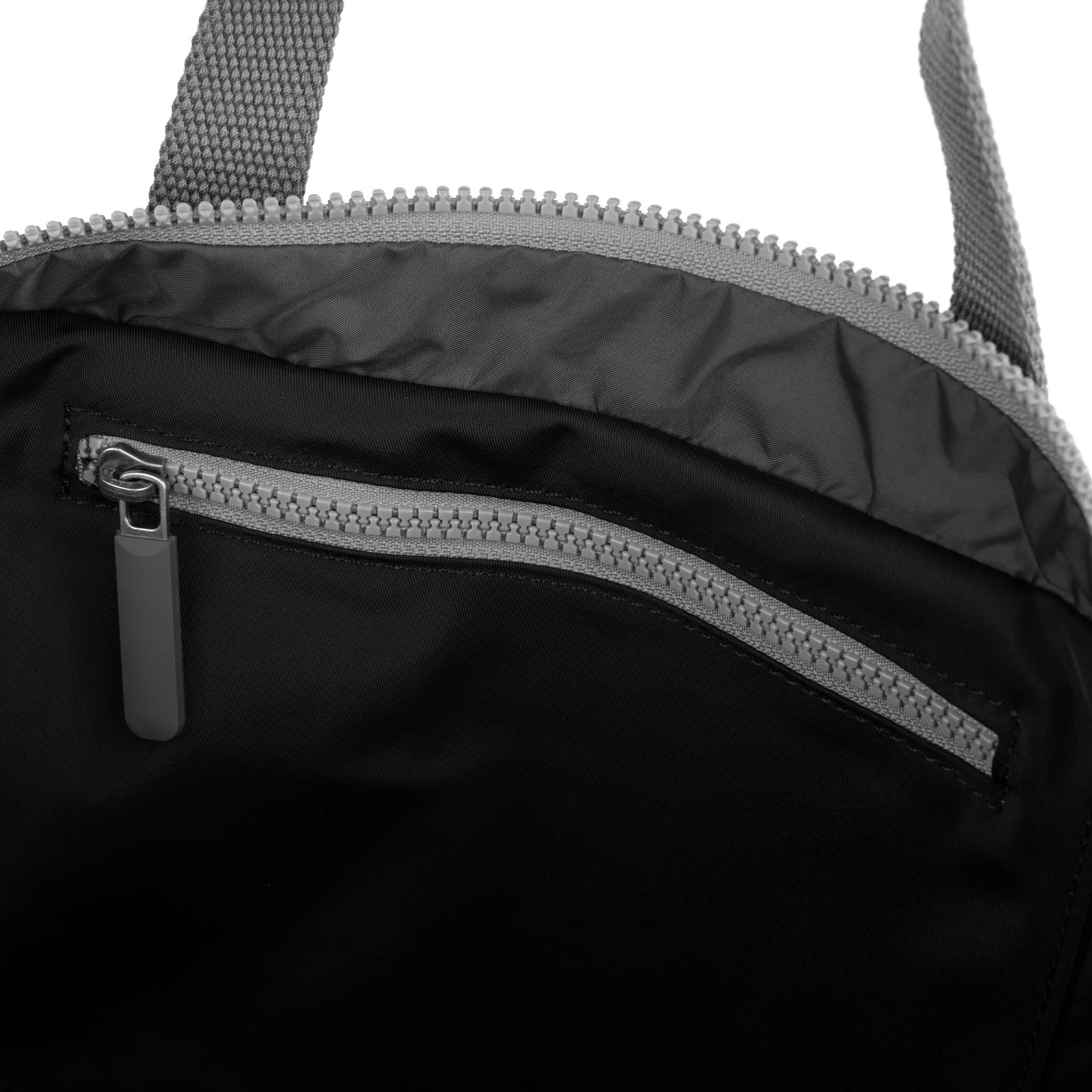 Roka London Blackfriars Large messenger svart 4,2 liter pc