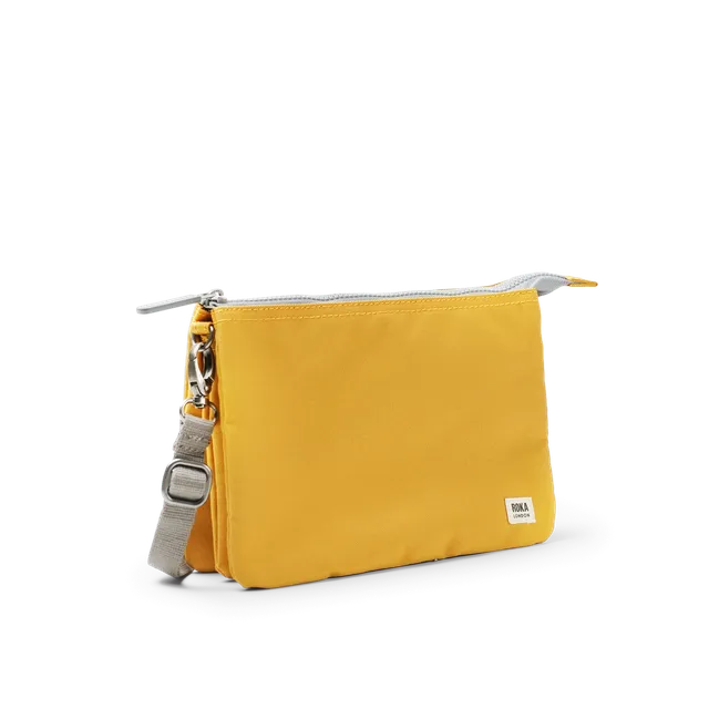 Roka London Carnaby XL crossbody veske Flax vannavstøtende