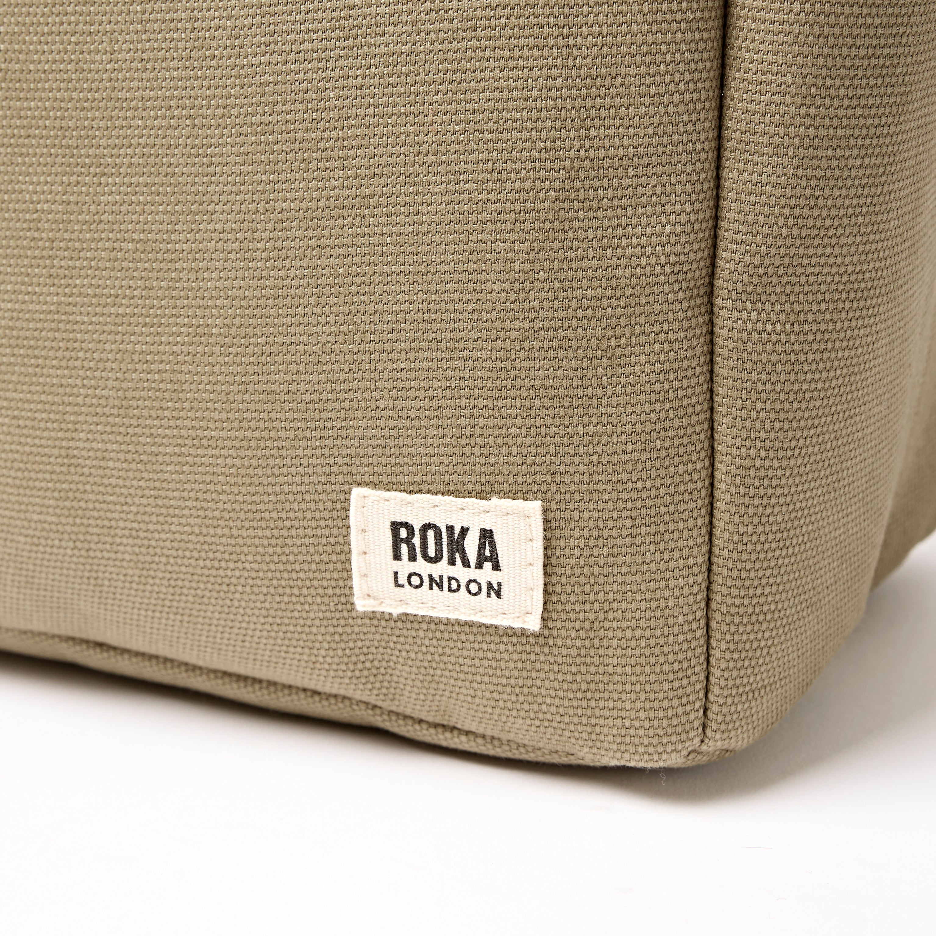 Roka London Hampstead lunsjveske Taupe isolert 7,4L