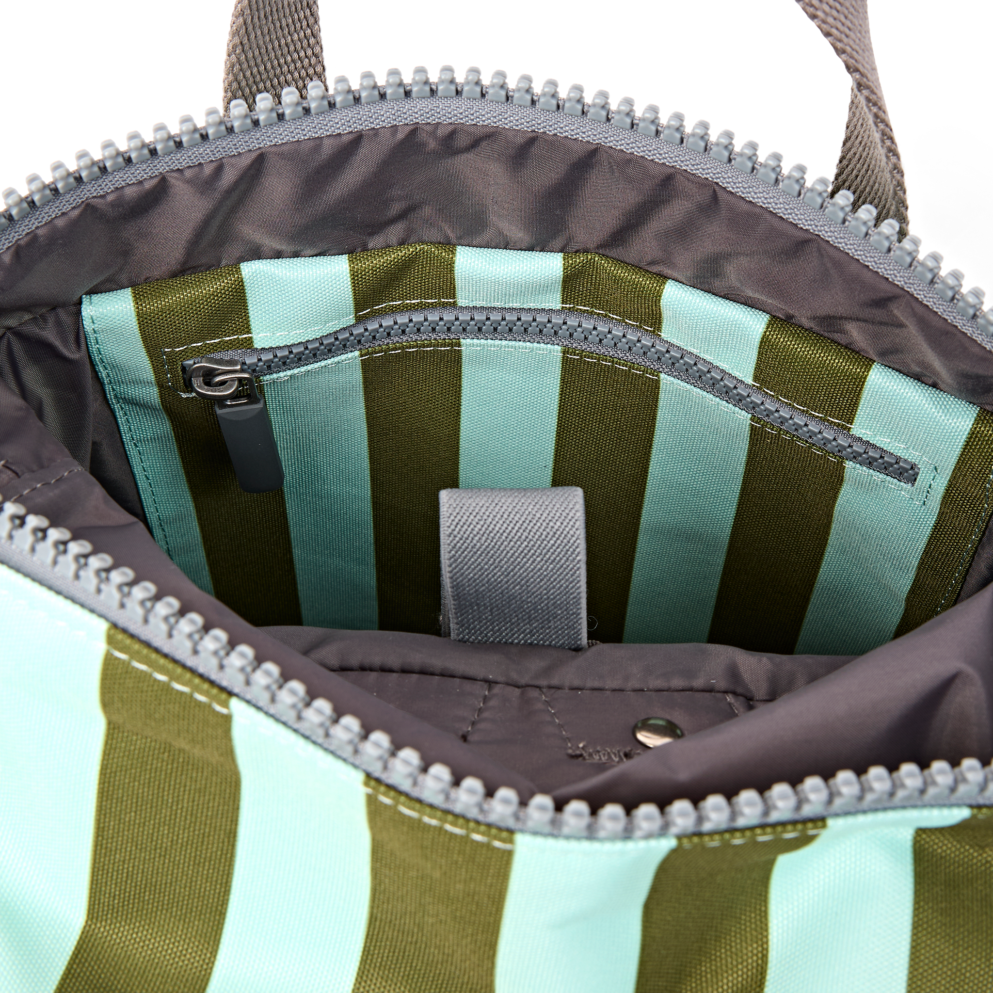 Roka London Canfield sekk small moss stripe 9,8 l