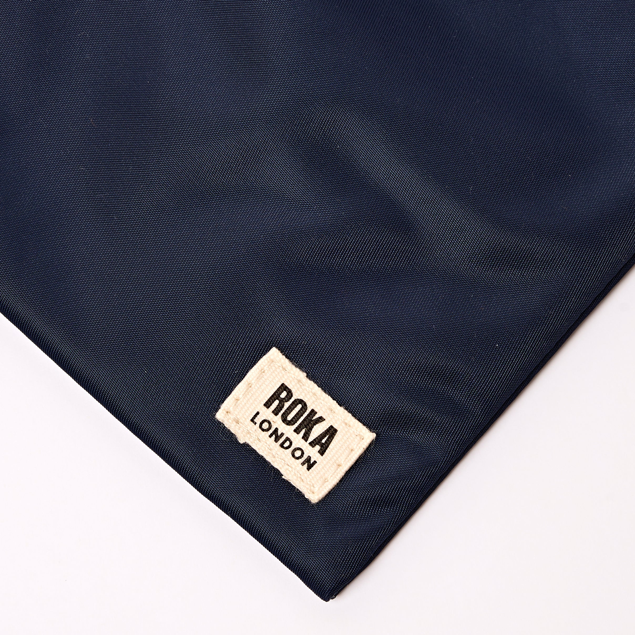 Roka London Chelsea Sling skulderveske Midnight Stripe