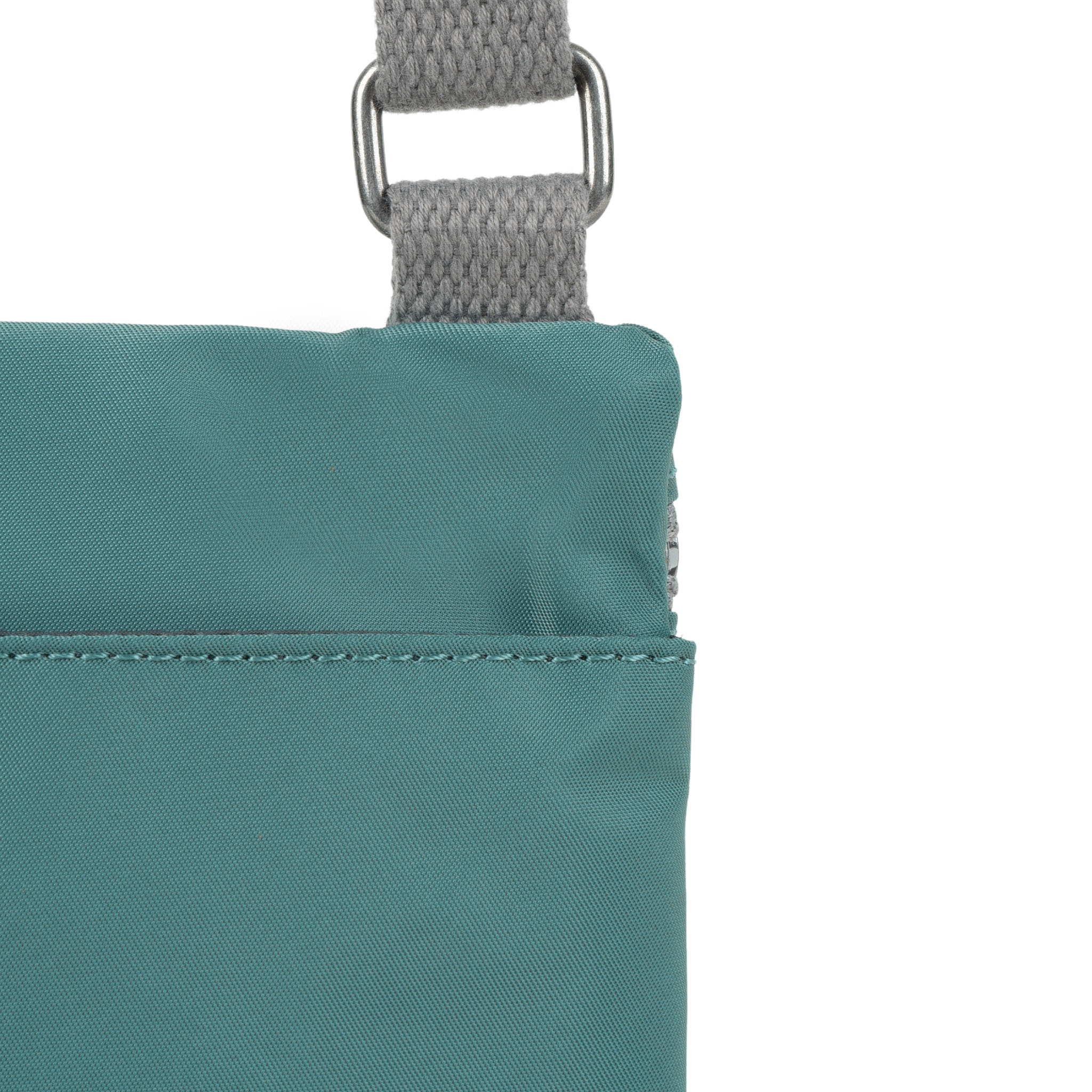 Roka London Chelsea Pocket slingveske XS sage værbestandig