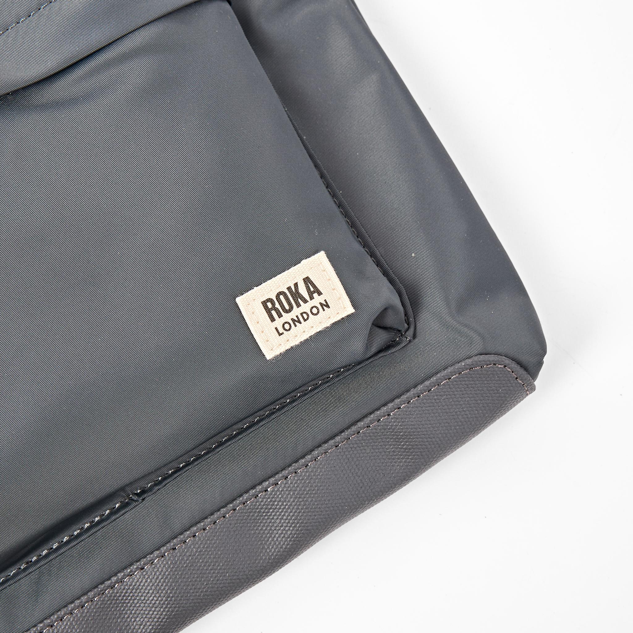Roka London Kennington crossbody Medium beluga værbestandig
