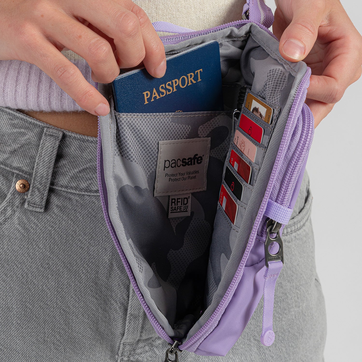 Pacsafe GO Tech crossbody coastal blue tyverisikker