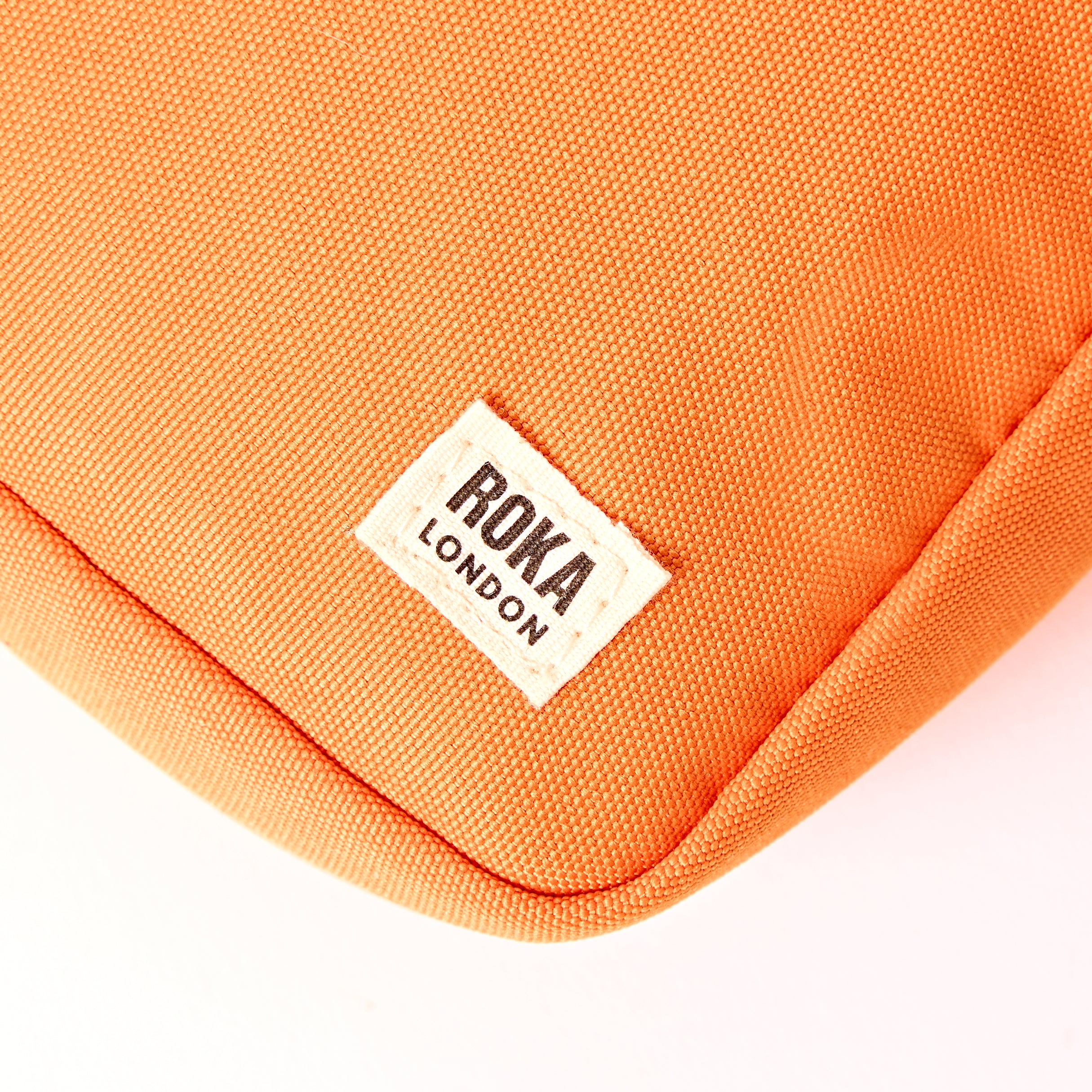 Roka London Bond Pocket crossbodyveske jaffa small værbestandig