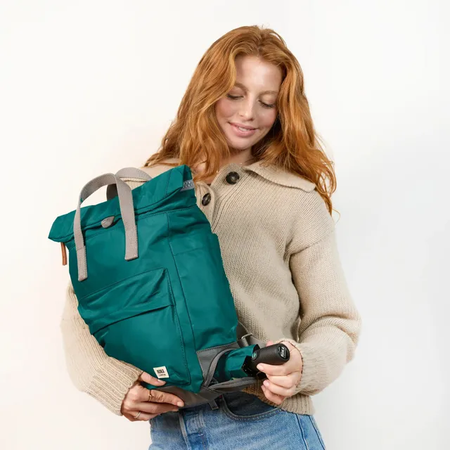Roka London Bayswater Medium ryggsekk teal 14,6 liter paraplylomme