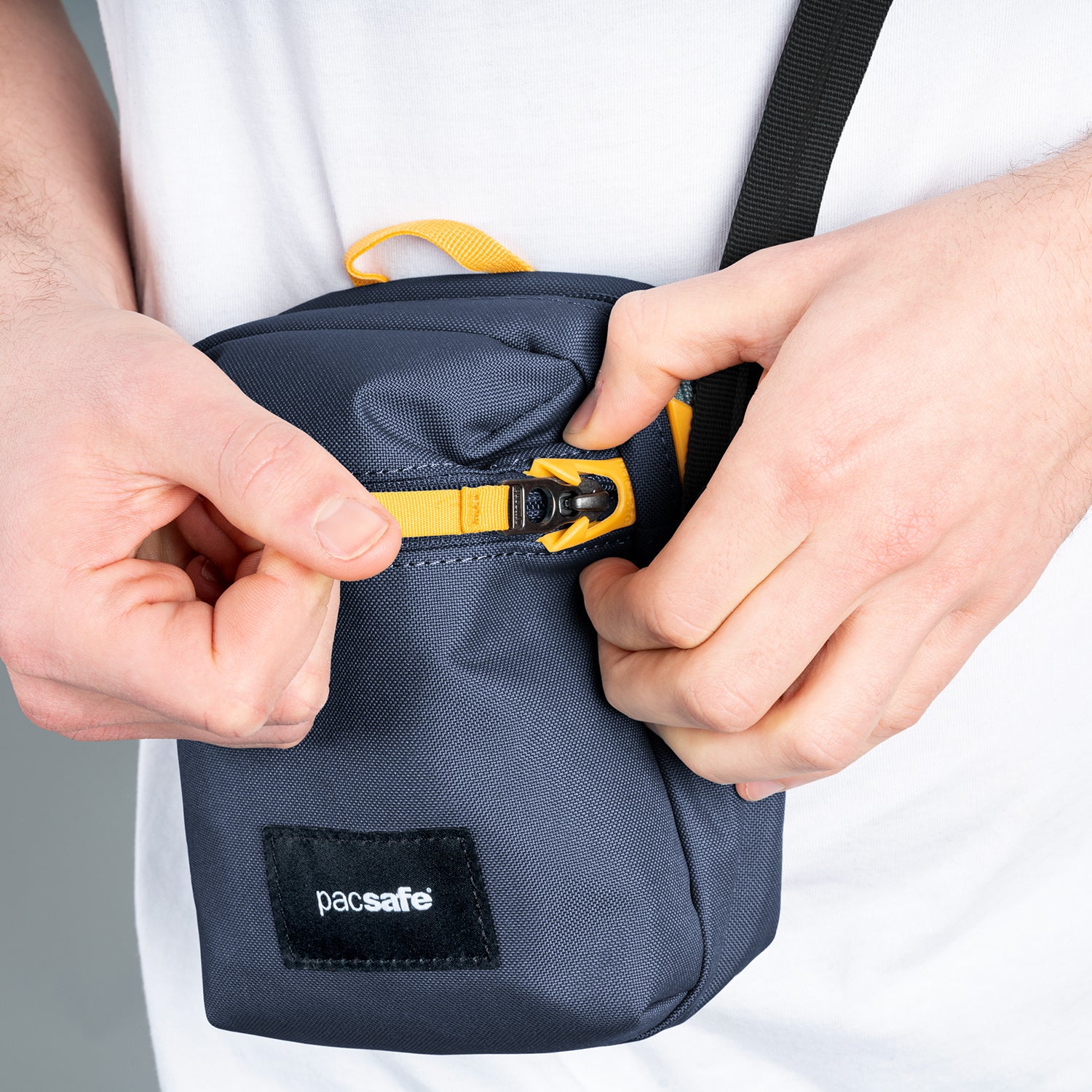 Pacsafe GO mikro crossbody tyverisikker