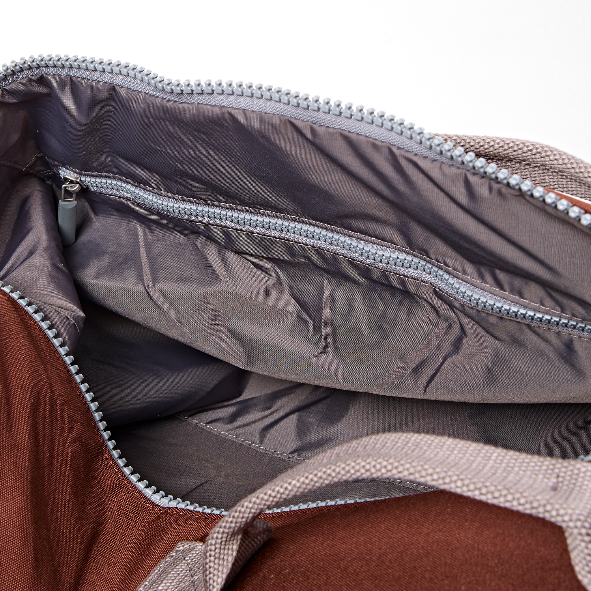 Roka London Heathrow duffel ryggsekk Chocolate large skomrom