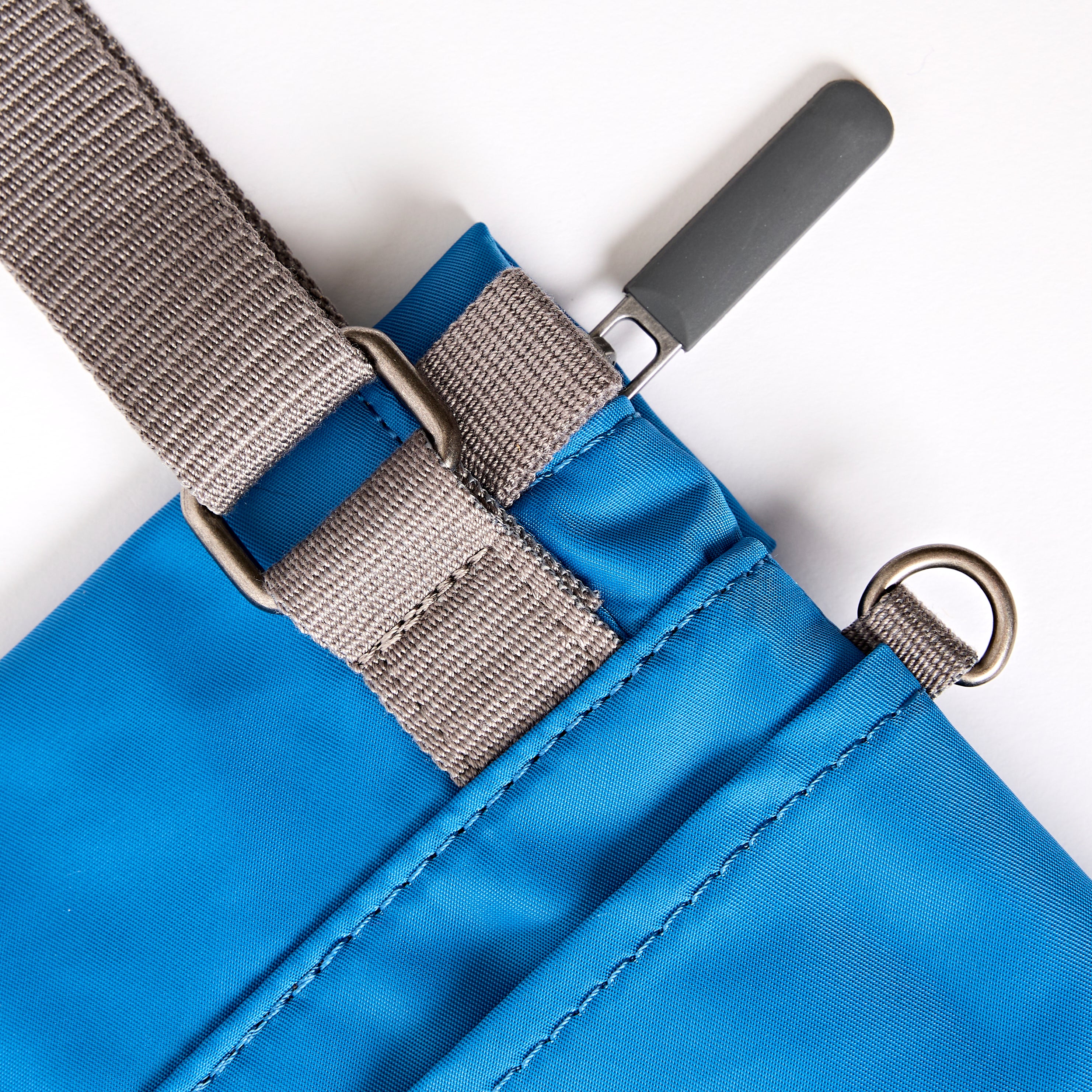 Roka London Stratford crossbody malibu blue 0,5 l
