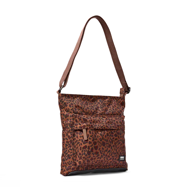 Roka London Kennington crossbody-veske Mini Leopard Medium 2,7 liter