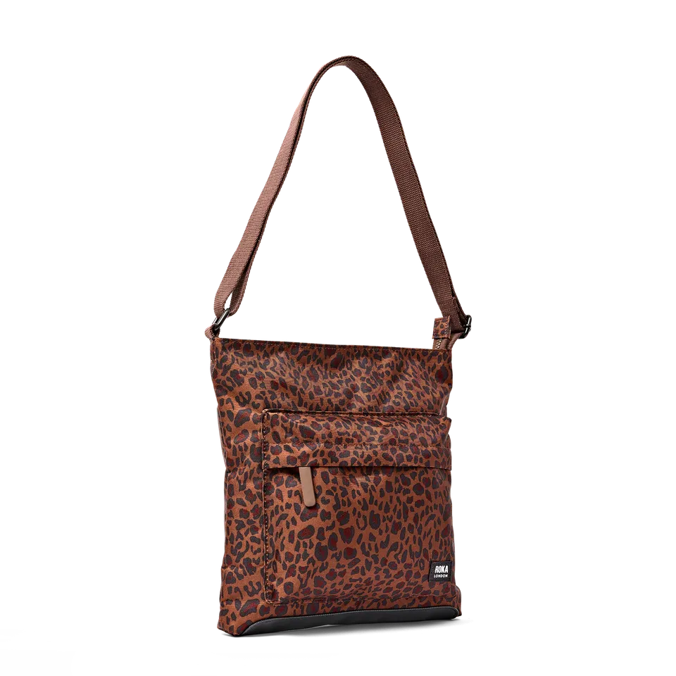 Roka London Kennington crossbody-veske Mini Leopard Medium 2,7 liter