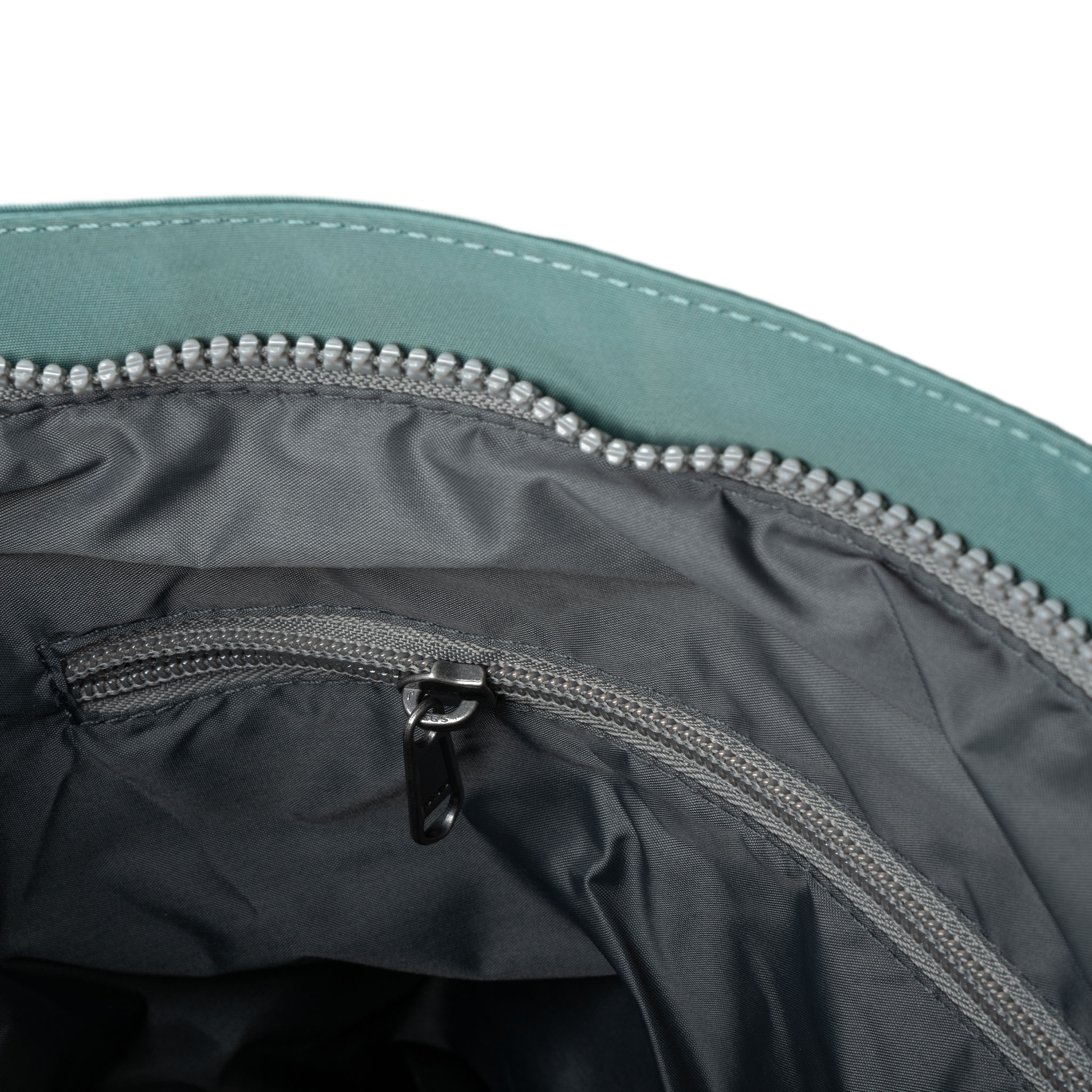 Roka London Kennington crossbody skulderveske medium salvie værbestandig