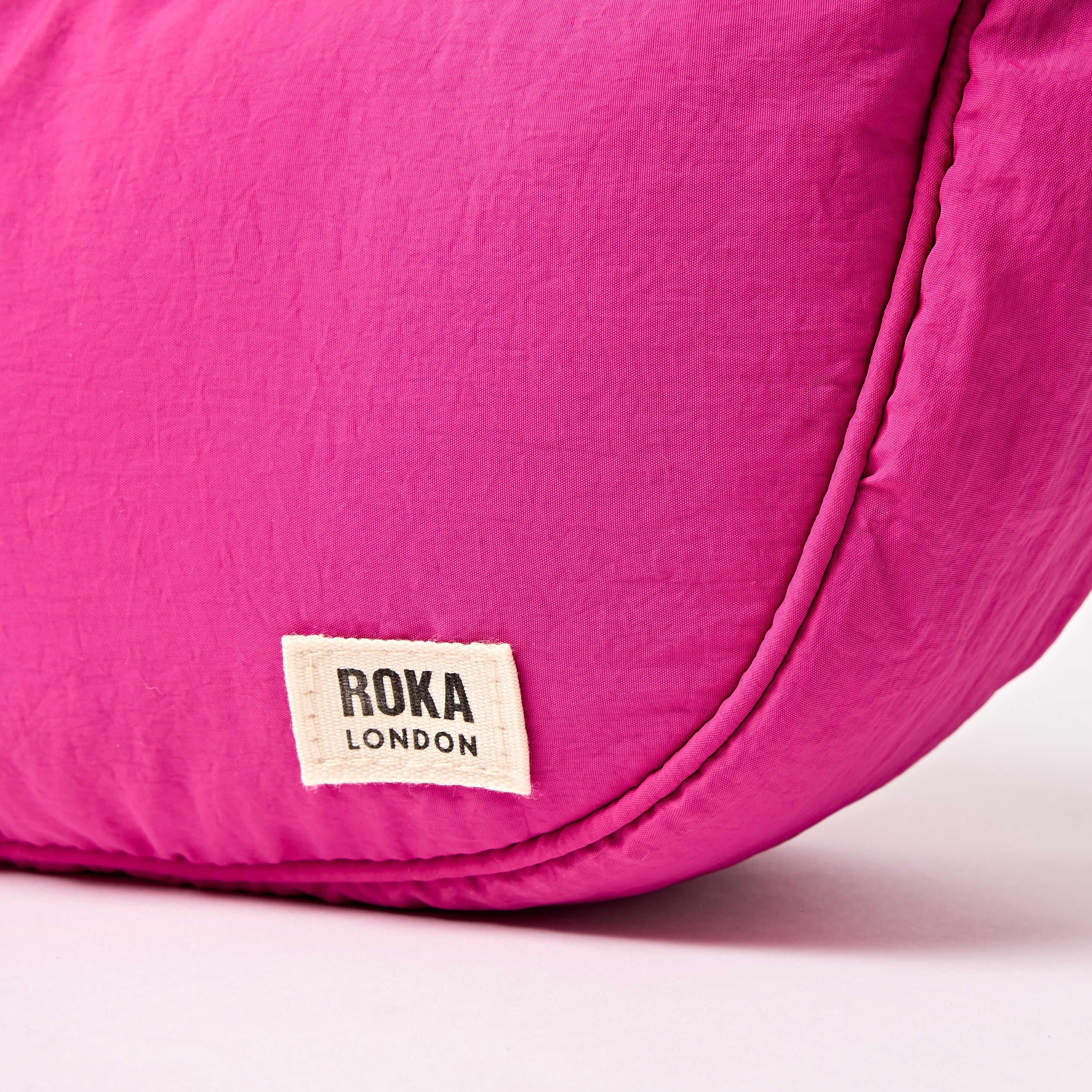 Roka London Farringdon skulderveske very berry small puffy