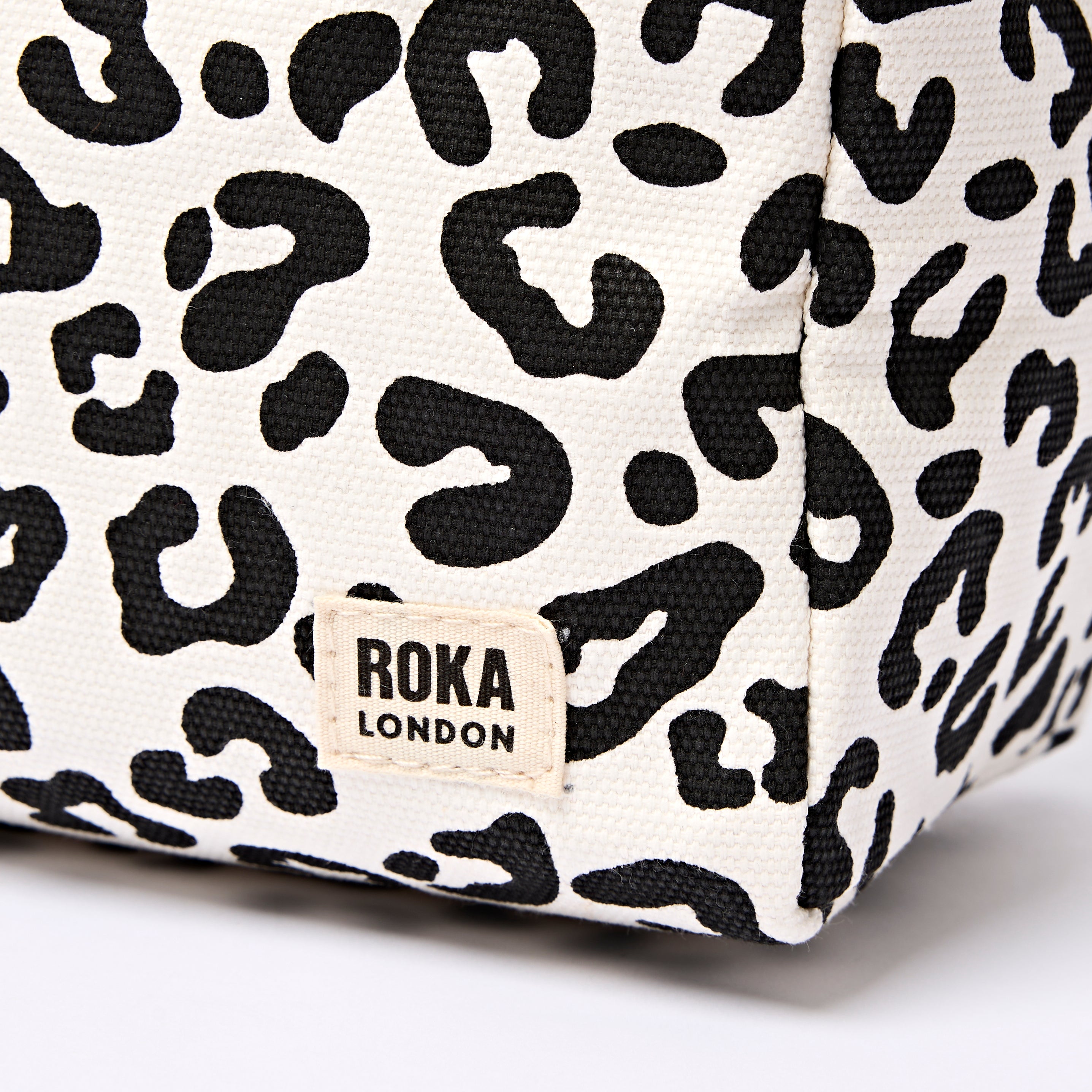 Roka London Maygrove toalettmappe Summer Leopard 4,8 liter