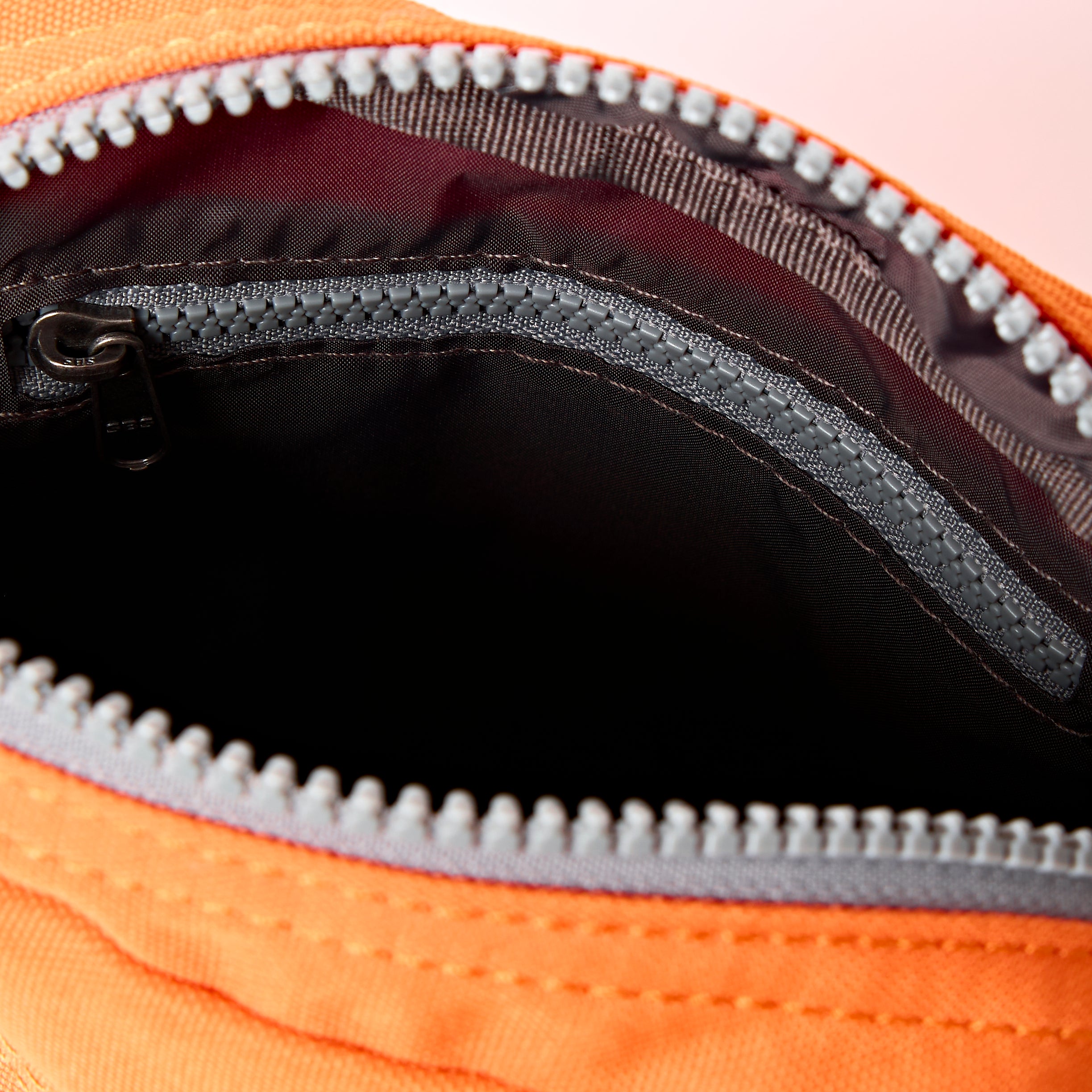 Roka London Bond Pocket crossbodyveske jaffa small værbestandig