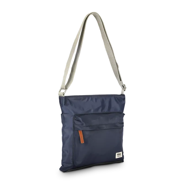 Roka London Kennington skulderveske Medium Midnight 2,7 l