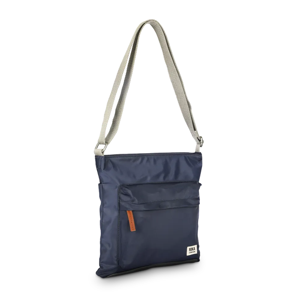 Roka London Kennington skulderveske Medium Midnight 2,7 l