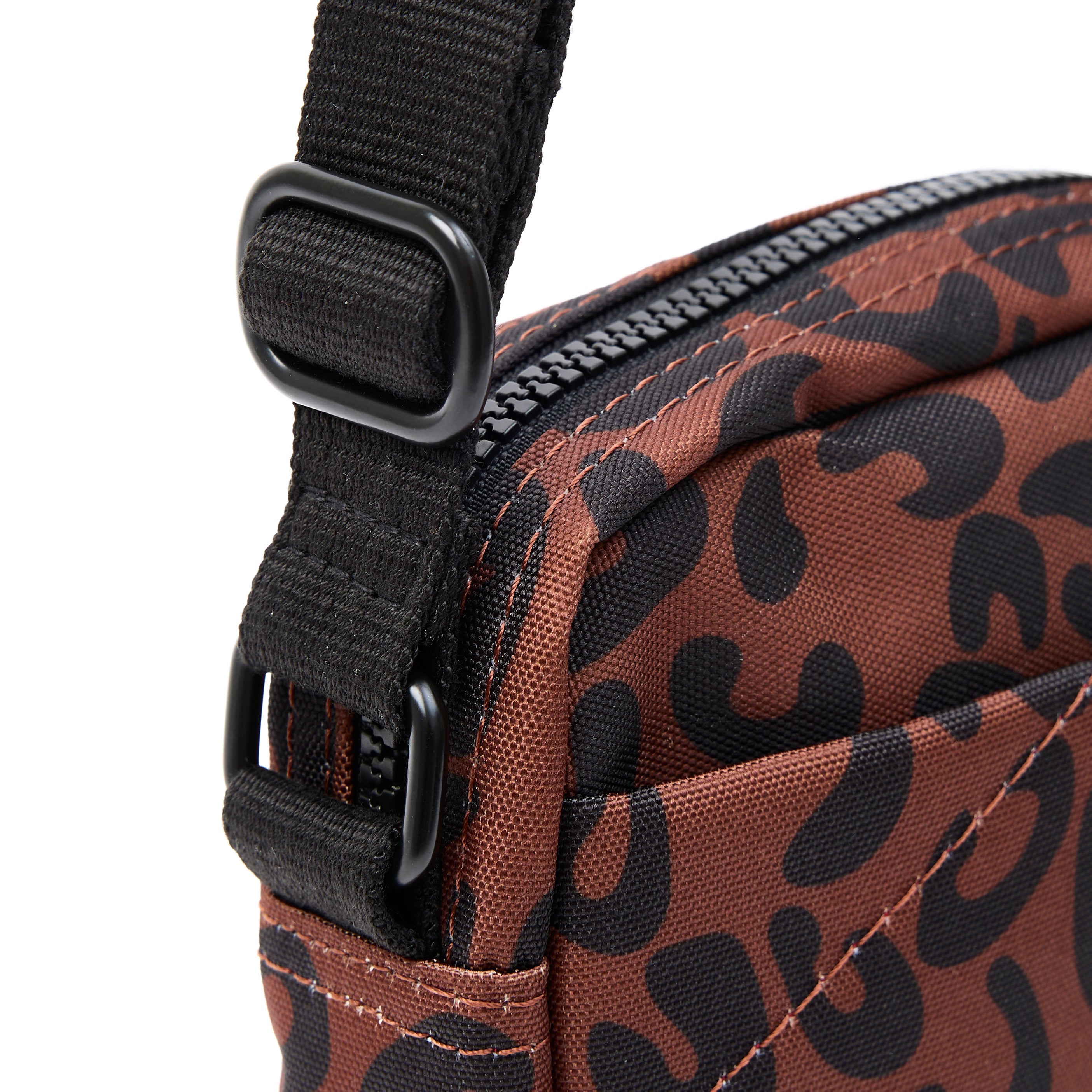 Roka London Bond mobilveske small scarlet leopard resirkulert