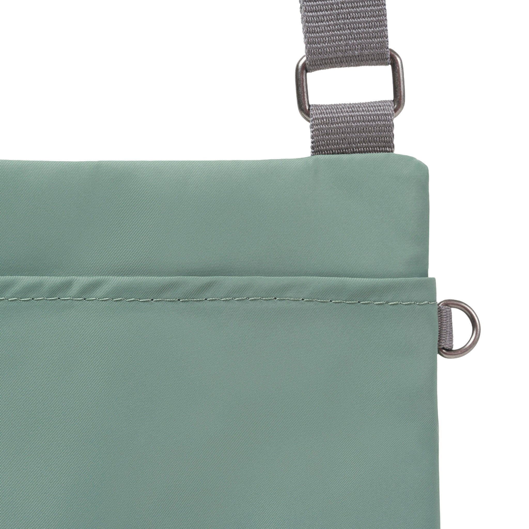 Roka London Chelsea B crossbody Frost Medium 0,6 liter værbestandig